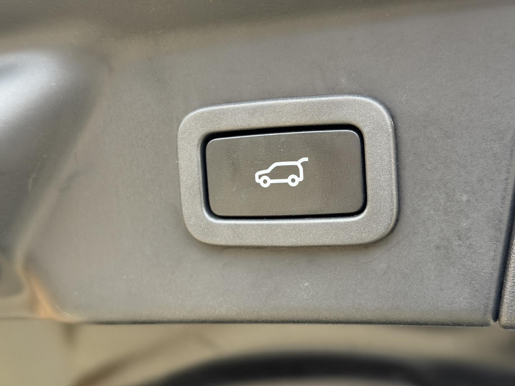 Land Rover Range Rover Velar 3.0 D300 R-Dynamic HSE SUV 5dr Diesel Auto 4WD Euro 6 (s/s) (300 ps)