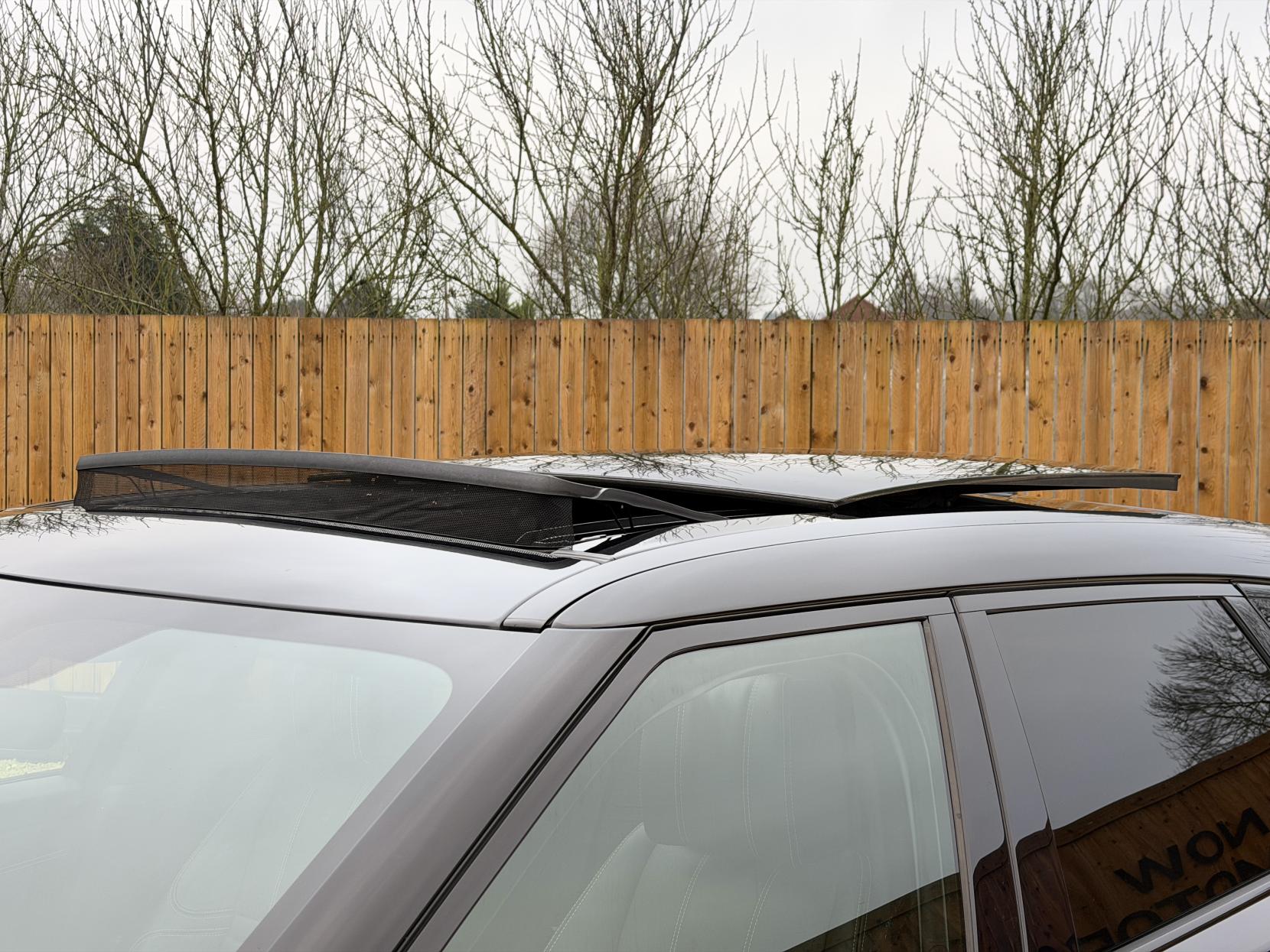 Land Rover Range Rover Velar 3.0 D300 R-Dynamic HSE SUV 5dr Diesel Auto 4WD Euro 6 (s/s) (300 ps)