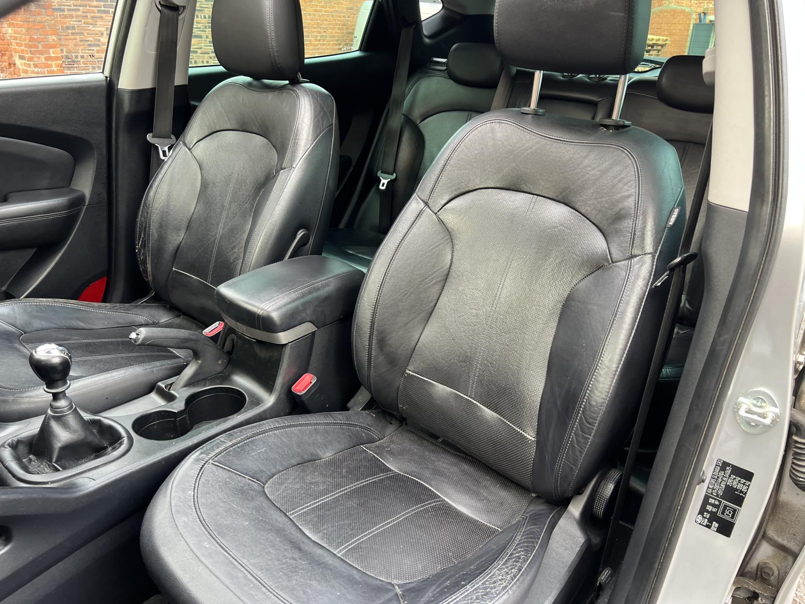 Hyundai ix35 2.0 CRDi Premium SUV 5dr Diesel Manual Euro 5 (134 bhp)