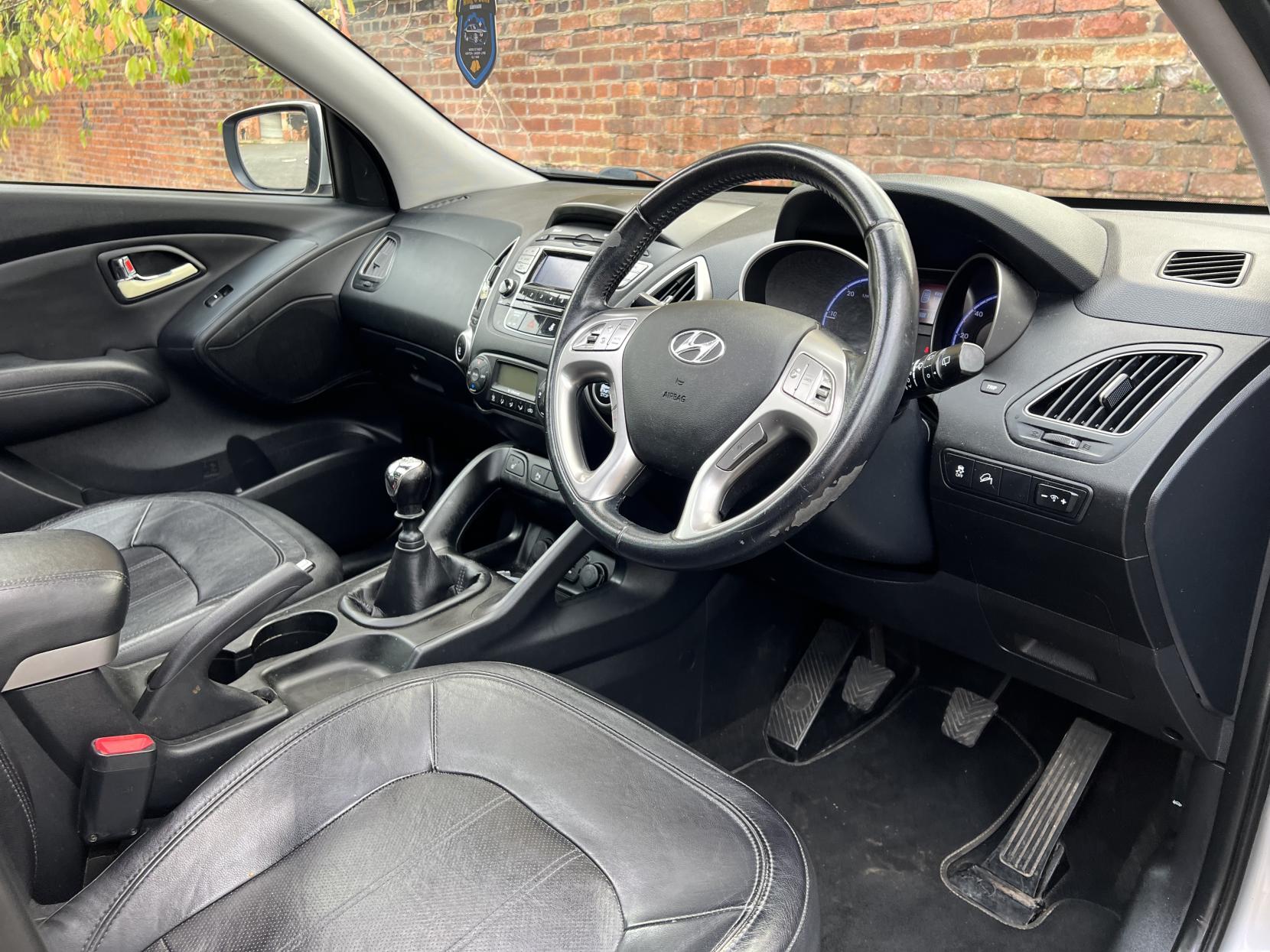 Hyundai ix35 2.0 CRDi Premium SUV 5dr Diesel Manual Euro 5 (134 bhp)