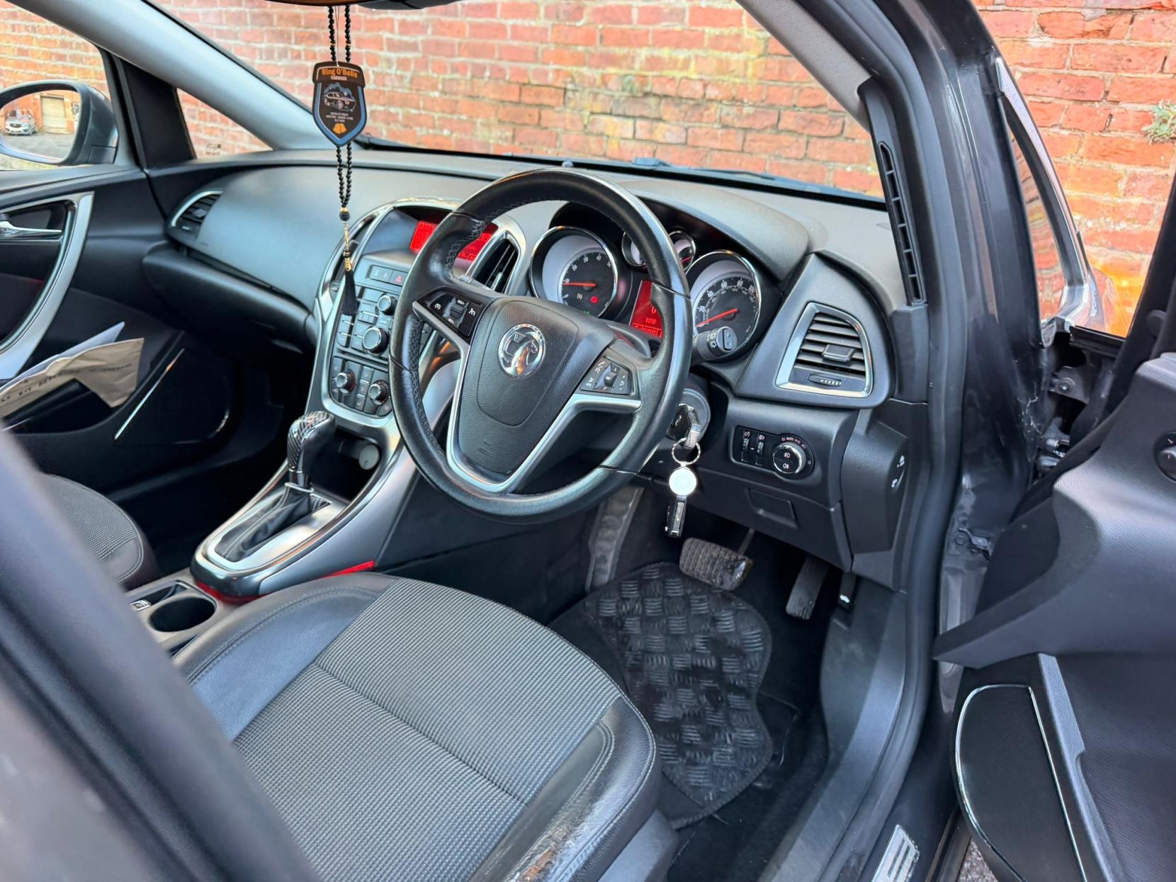 Vauxhall Astra 1.6 16v SE Hatchback 5dr Petrol Auto Euro 5 (115 ps)