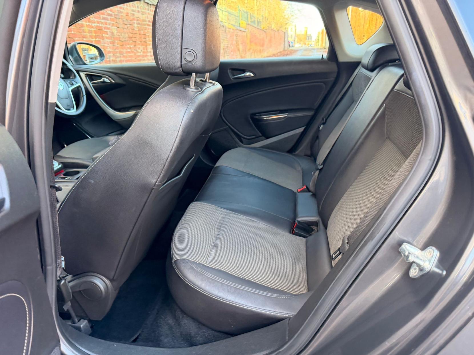 Vauxhall Astra 1.6 16v SE Hatchback 5dr Petrol Auto Euro 5 (115 ps)