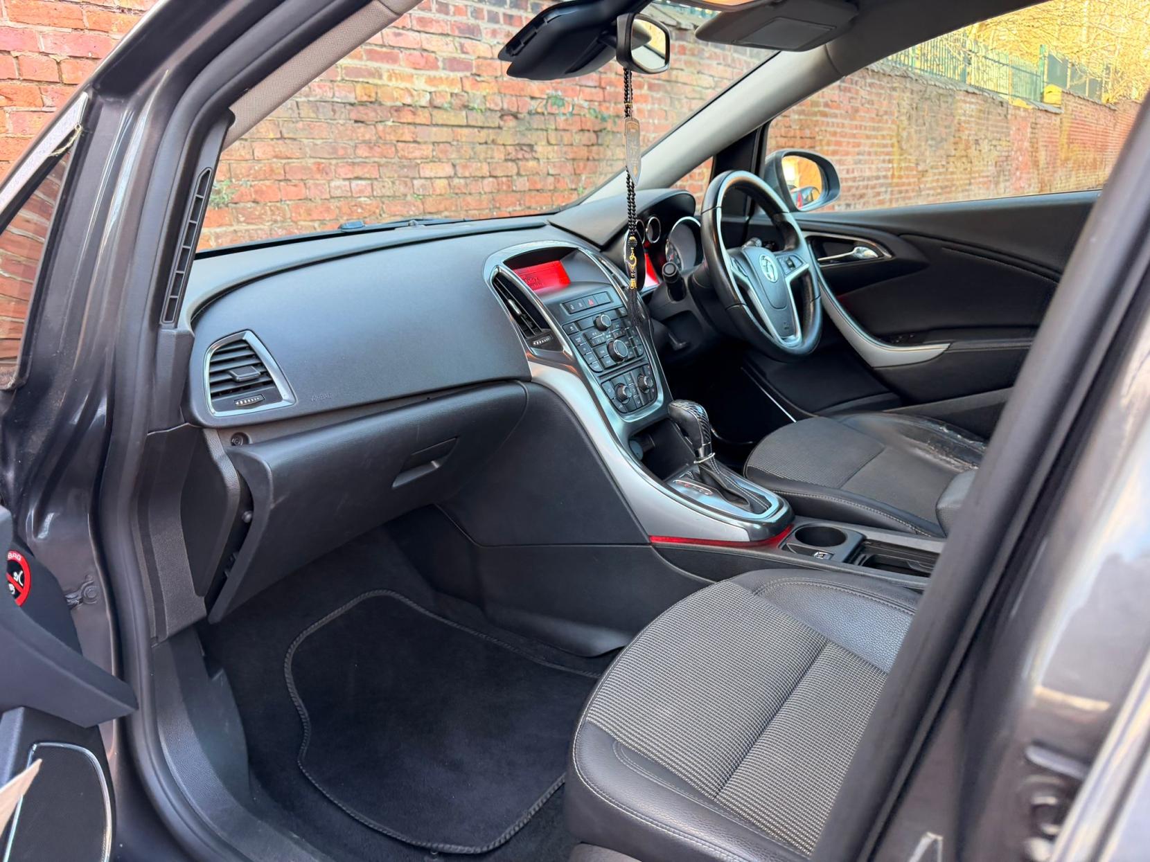 Vauxhall Astra 1.6 16v SE Hatchback 5dr Petrol Auto Euro 5 (115 ps)