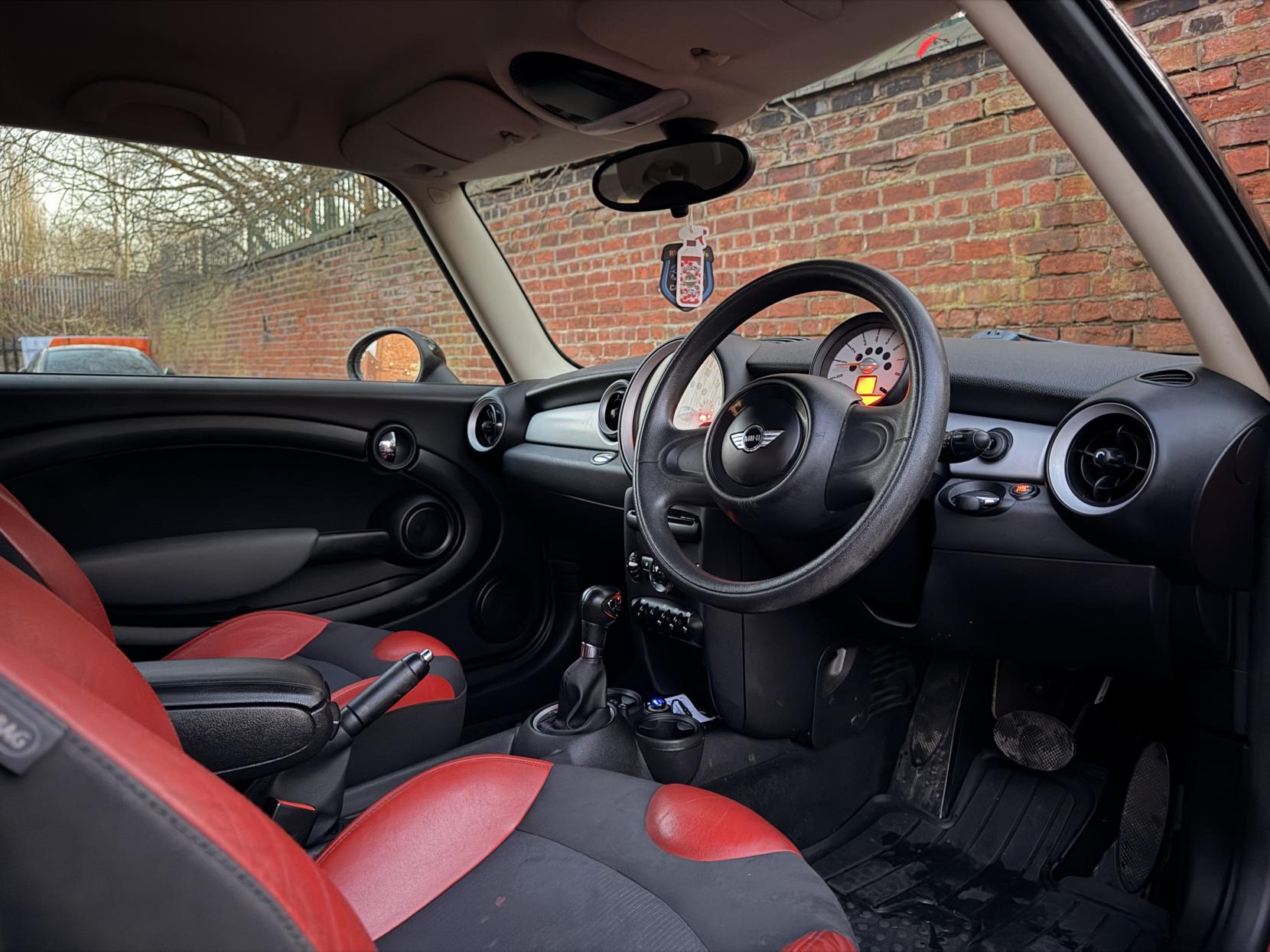 MINI Hatch 1.6 Cooper Hatchback 3dr Petrol Steptronic Euro 5 (122 ps)