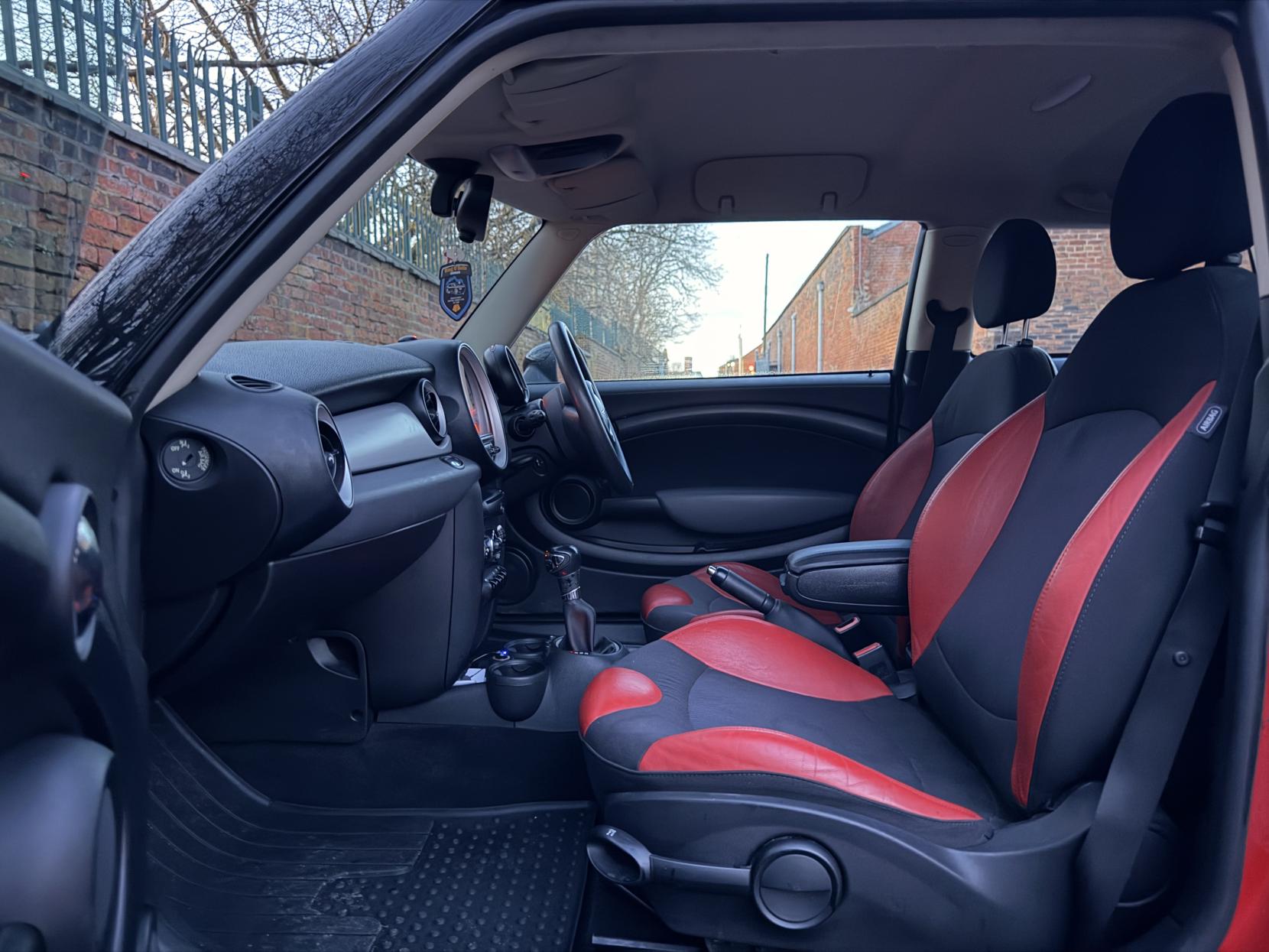 MINI Hatch 1.6 Cooper Hatchback 3dr Petrol Steptronic Euro 5 (122 ps)