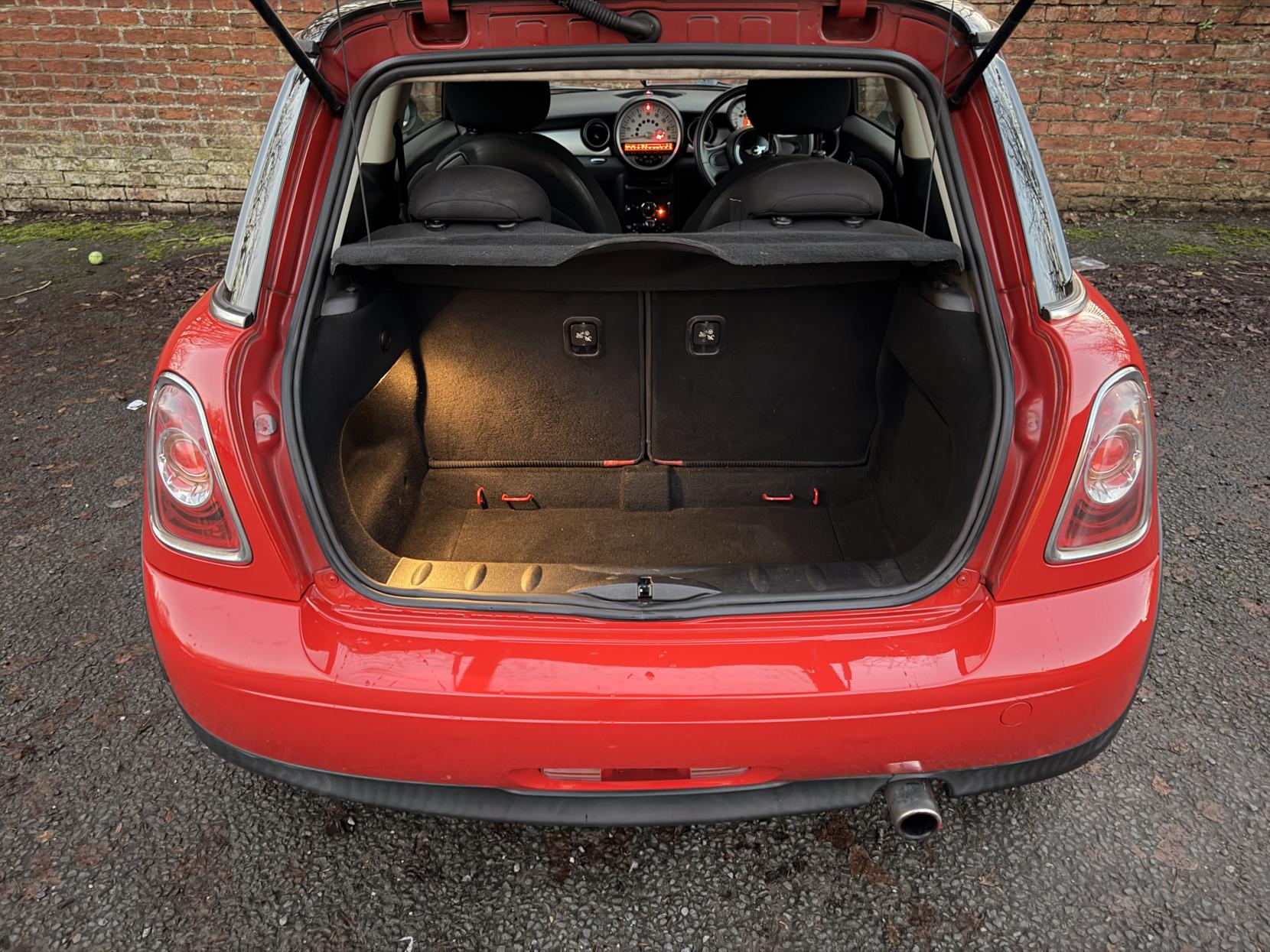 MINI Hatch 1.6 Cooper Hatchback 3dr Petrol Steptronic Euro 5 (122 ps)