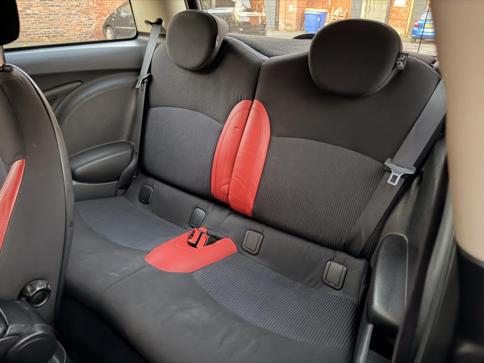 MINI Hatch 1.6 Cooper Hatchback 3dr Petrol Steptronic Euro 5 (122 ps)