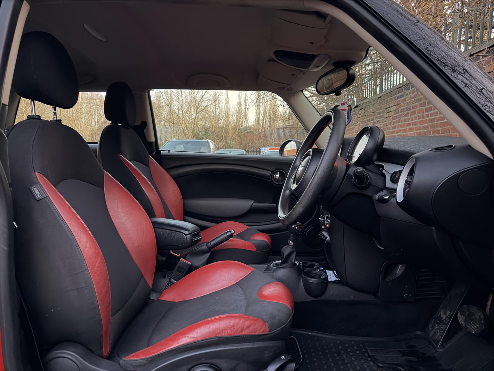 MINI Hatch 1.6 Cooper Hatchback 3dr Petrol Steptronic Euro 5 (122 ps)