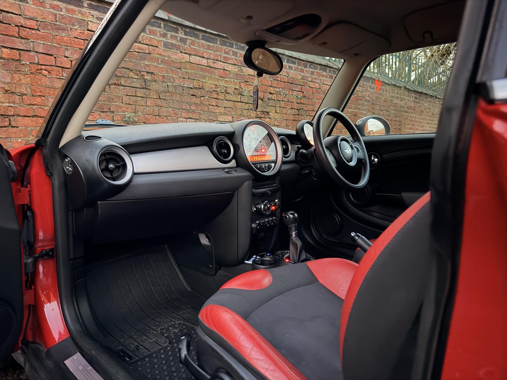 MINI Hatch 1.6 Cooper Hatchback 3dr Petrol Steptronic Euro 5 (122 ps)