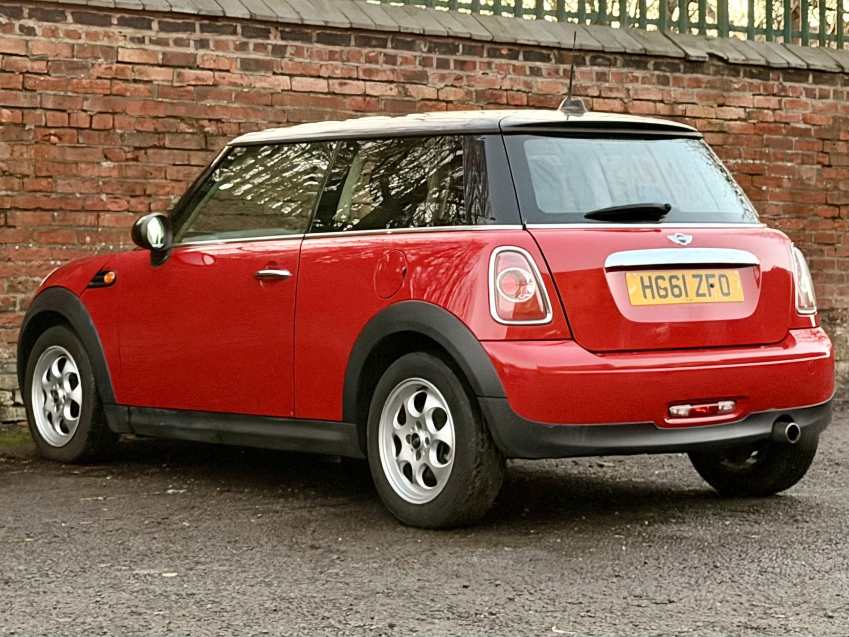 MINI Hatch 1.6 Cooper Hatchback 3dr Petrol Steptronic Euro 5 (122 ps)
