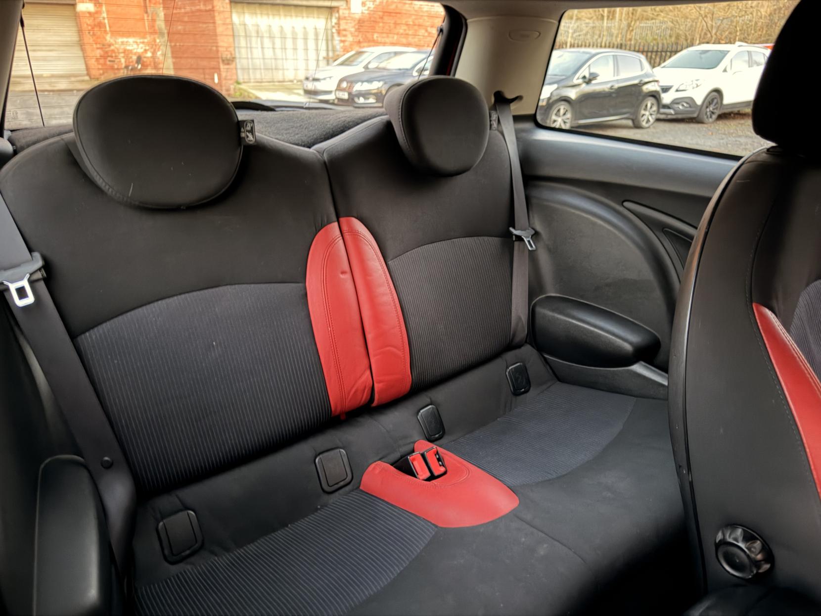 MINI Hatch 1.6 Cooper Hatchback 3dr Petrol Steptronic Euro 5 (122 ps)