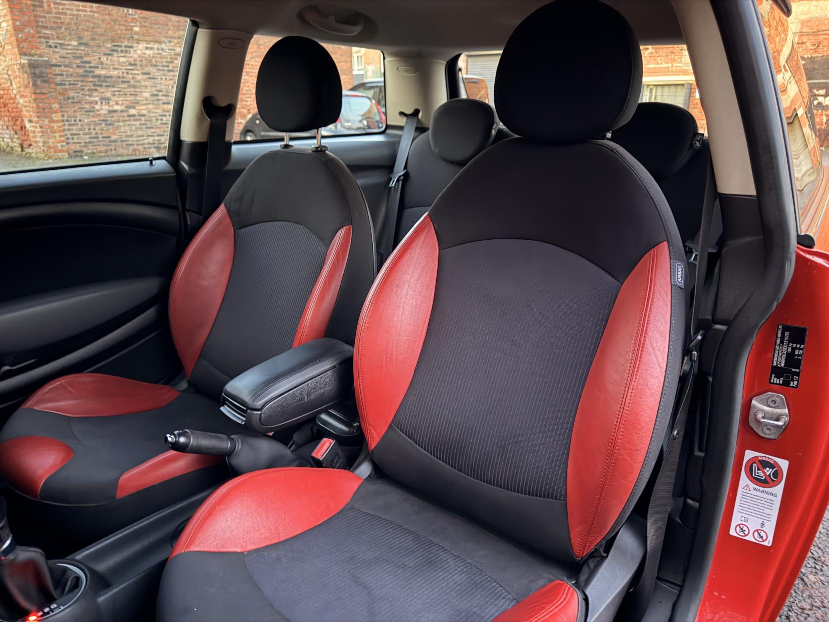 MINI Hatch 1.6 Cooper Hatchback 3dr Petrol Steptronic Euro 5 (122 ps)