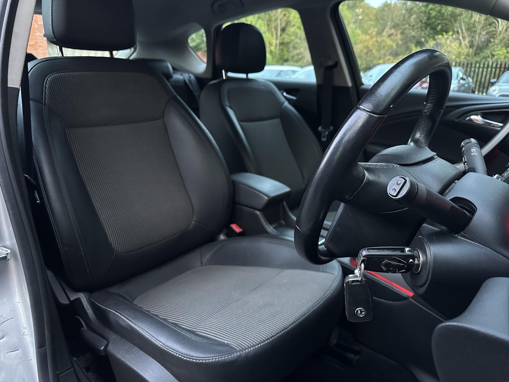 Vauxhall Astra 2.0 CDTi SE Hatchback 5dr Diesel Auto Euro 5 (160 ps)