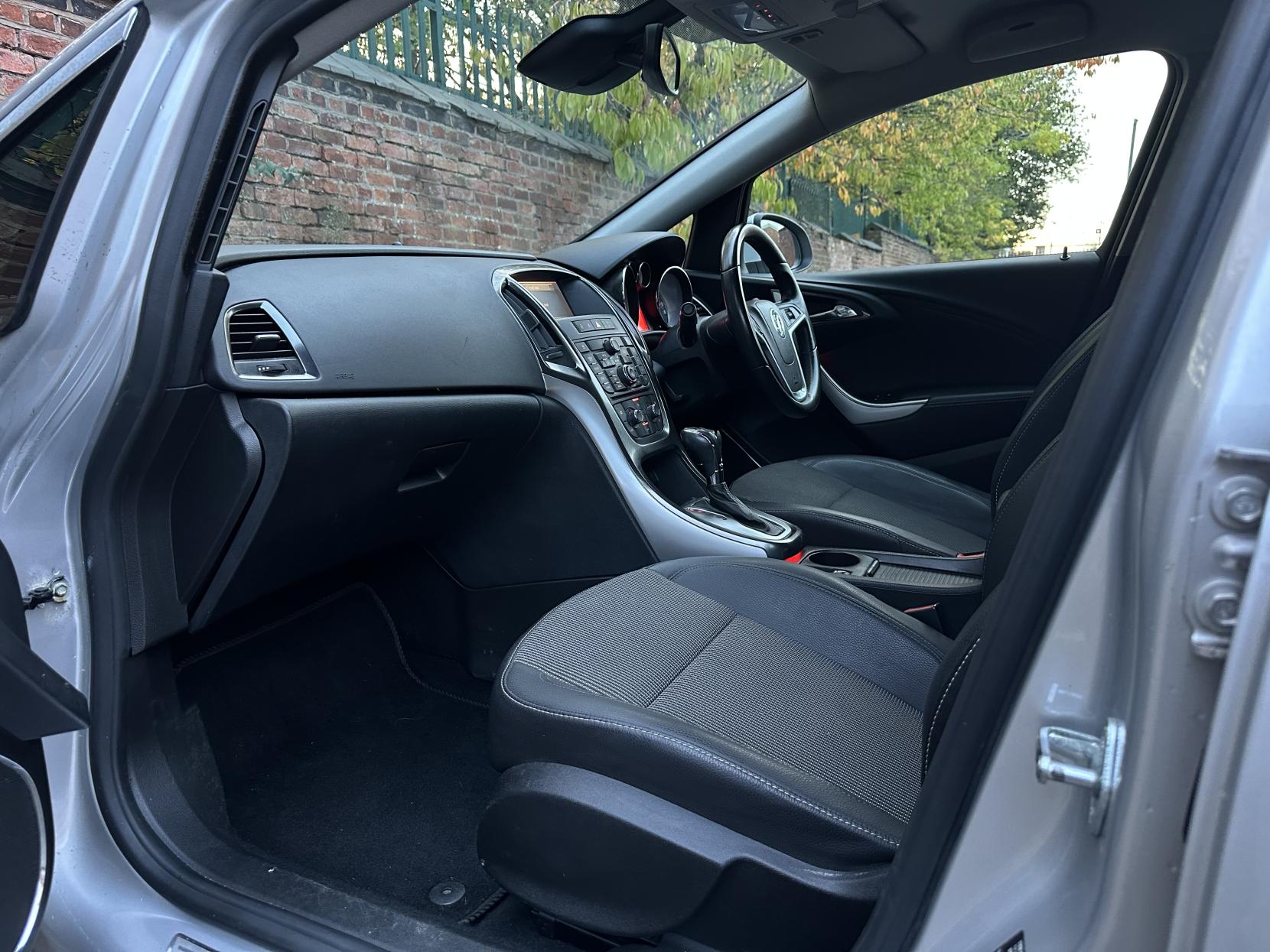 Vauxhall Astra 2.0 CDTi SE Hatchback 5dr Diesel Auto Euro 5 (160 ps)