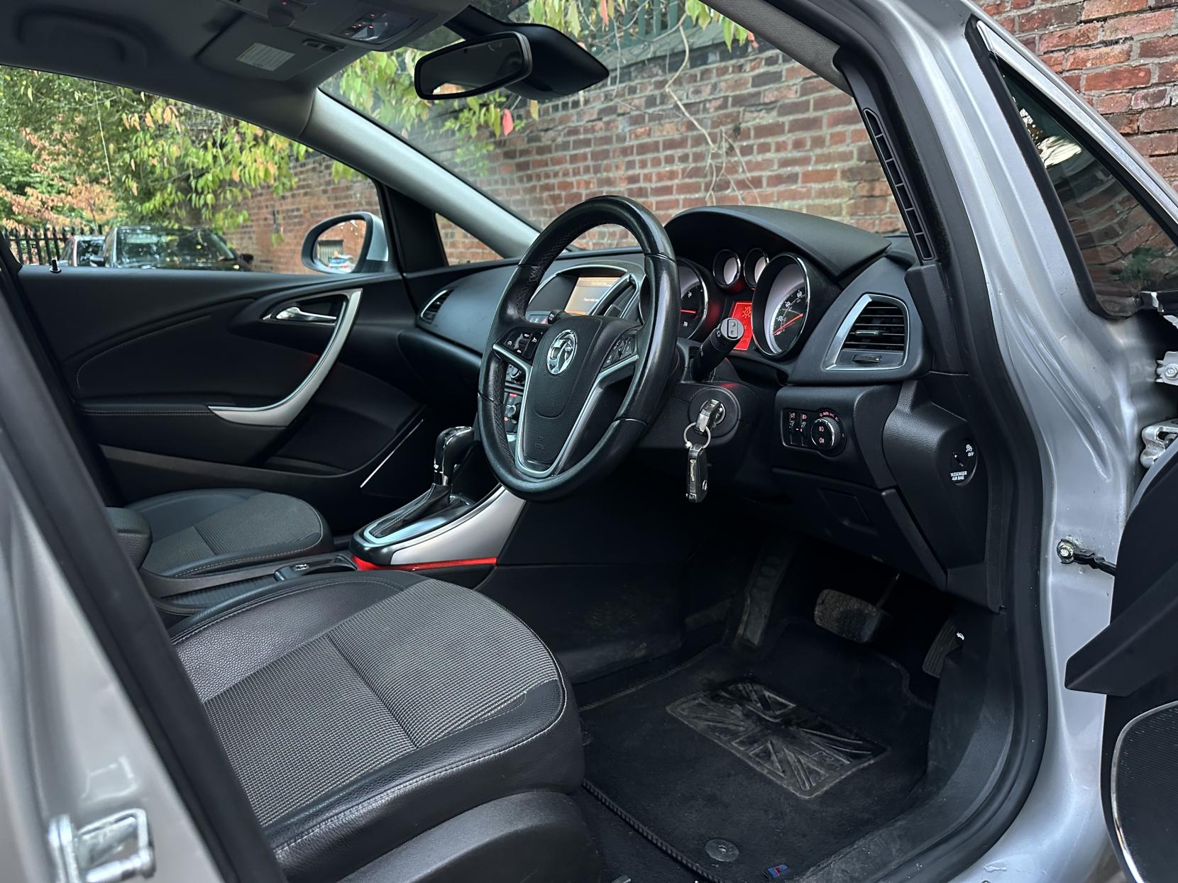 Vauxhall Astra 2.0 CDTi SE Hatchback 5dr Diesel Auto Euro 5 (160 ps)