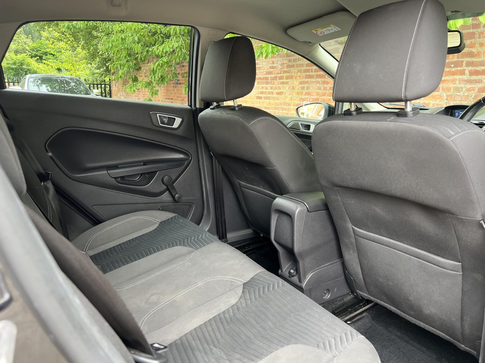 Ford Fiesta 1.0T EcoBoost Titanium Hatchback 5dr Petrol Powershift Euro 5 (100 ps)