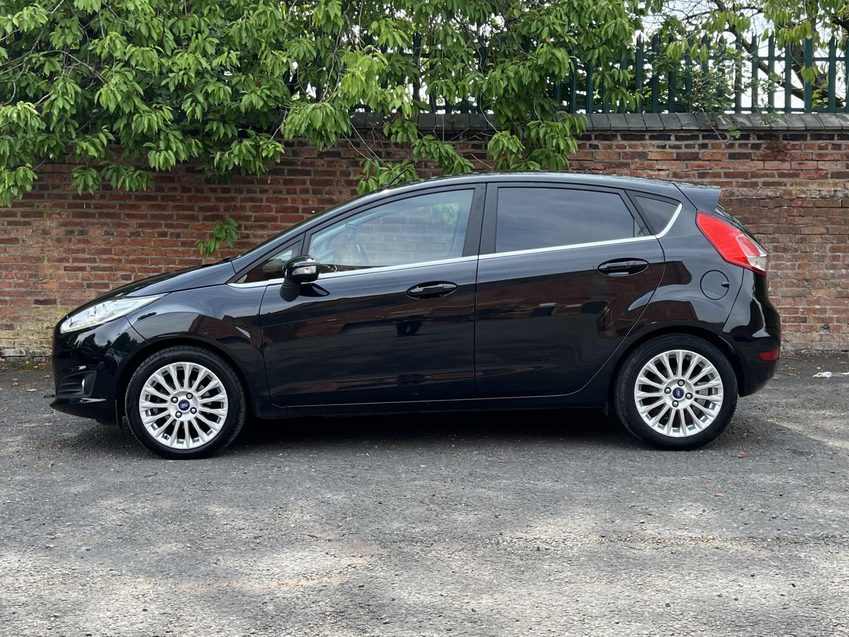 Ford Fiesta 1.0T EcoBoost Titanium Hatchback 5dr Petrol Powershift Euro 5 (100 ps)