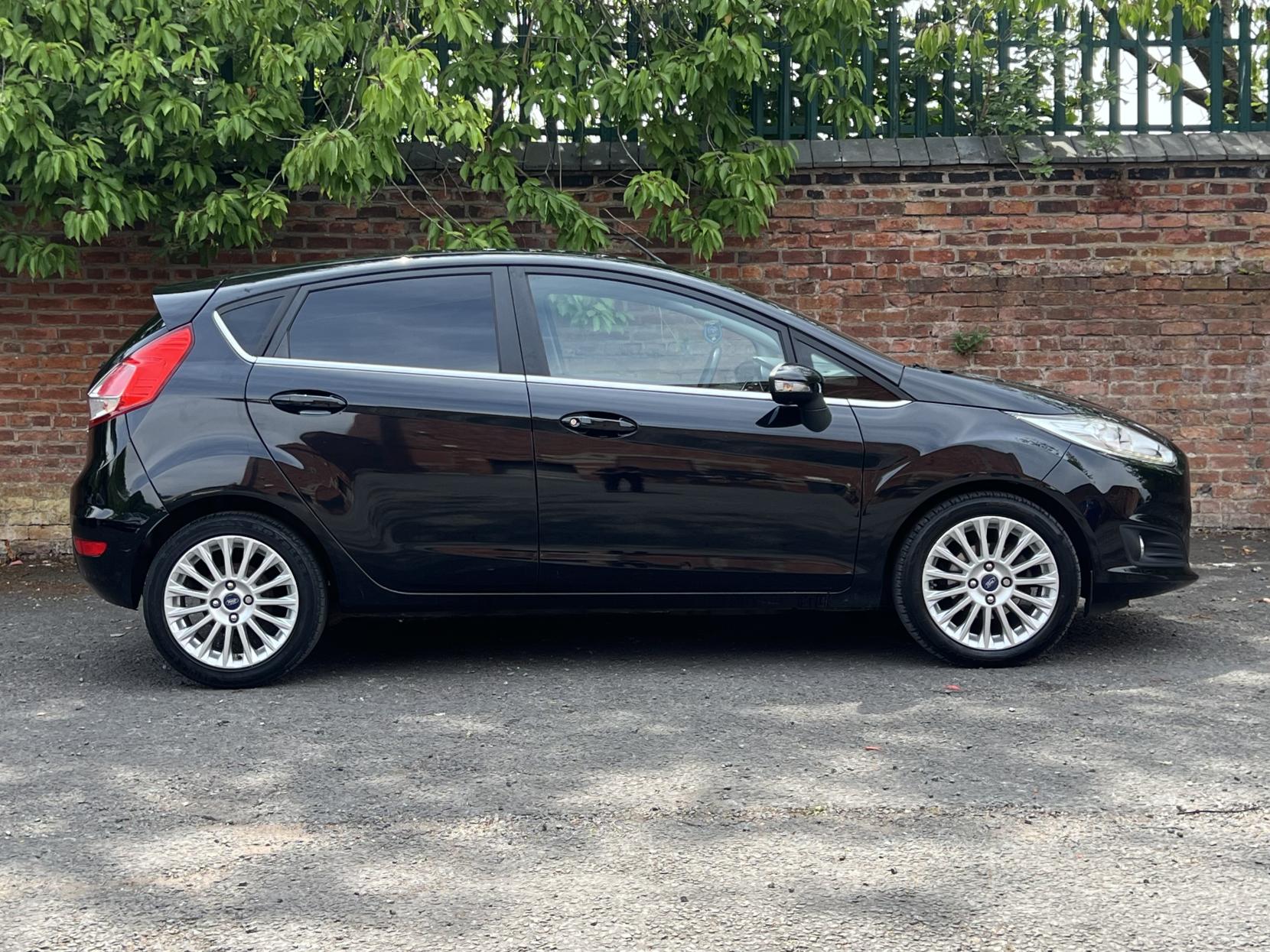 Ford Fiesta 1.0T EcoBoost Titanium Hatchback 5dr Petrol Powershift Euro 5 (100 ps)