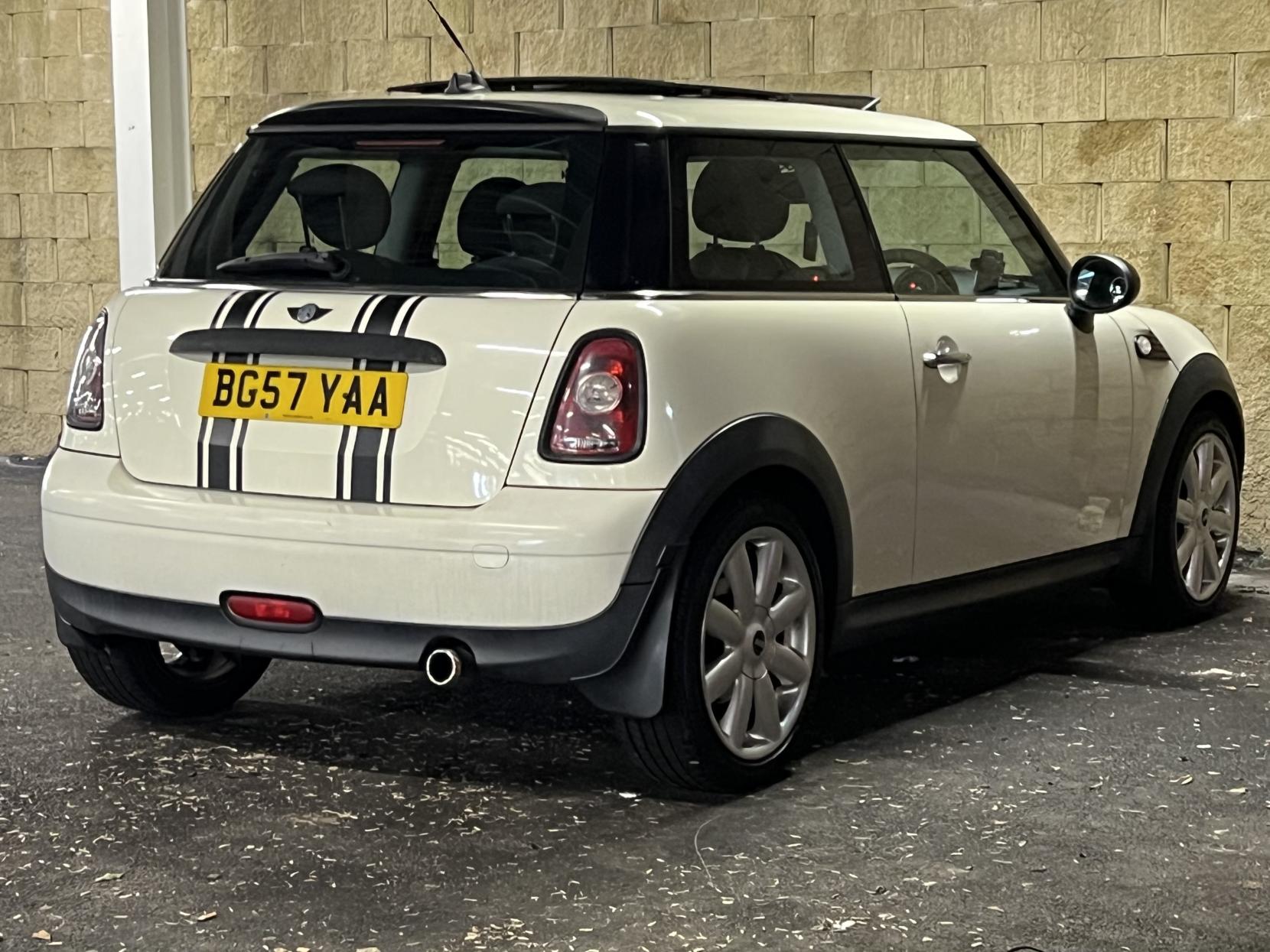 MINI Hatch 1.6 Cooper D Hatchback 3dr Diesel Steptronic Euro 4 (110 ps)