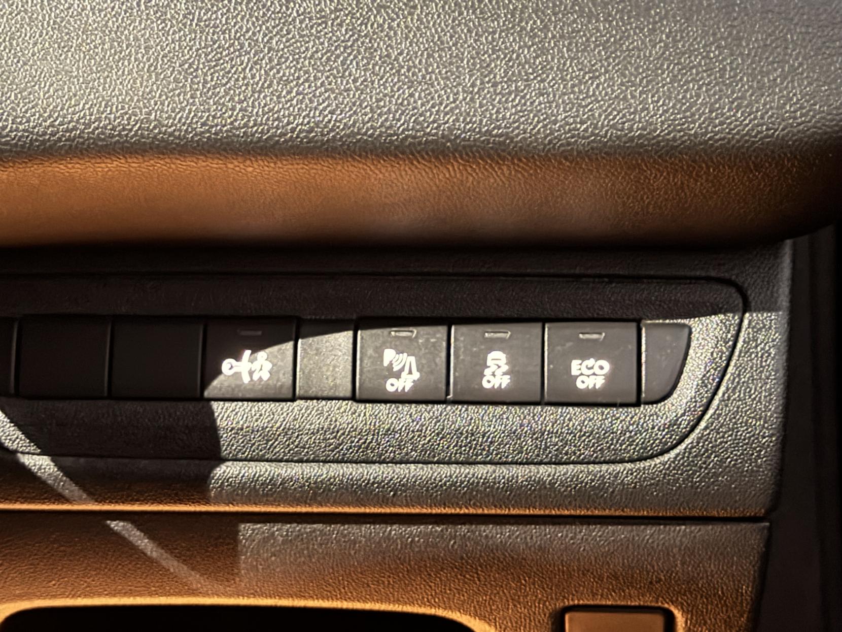 Peugeot 208 1.6 e-HDi Feline Hatchback 5dr Diesel EGC Euro 5 (s/s) (92 ps)