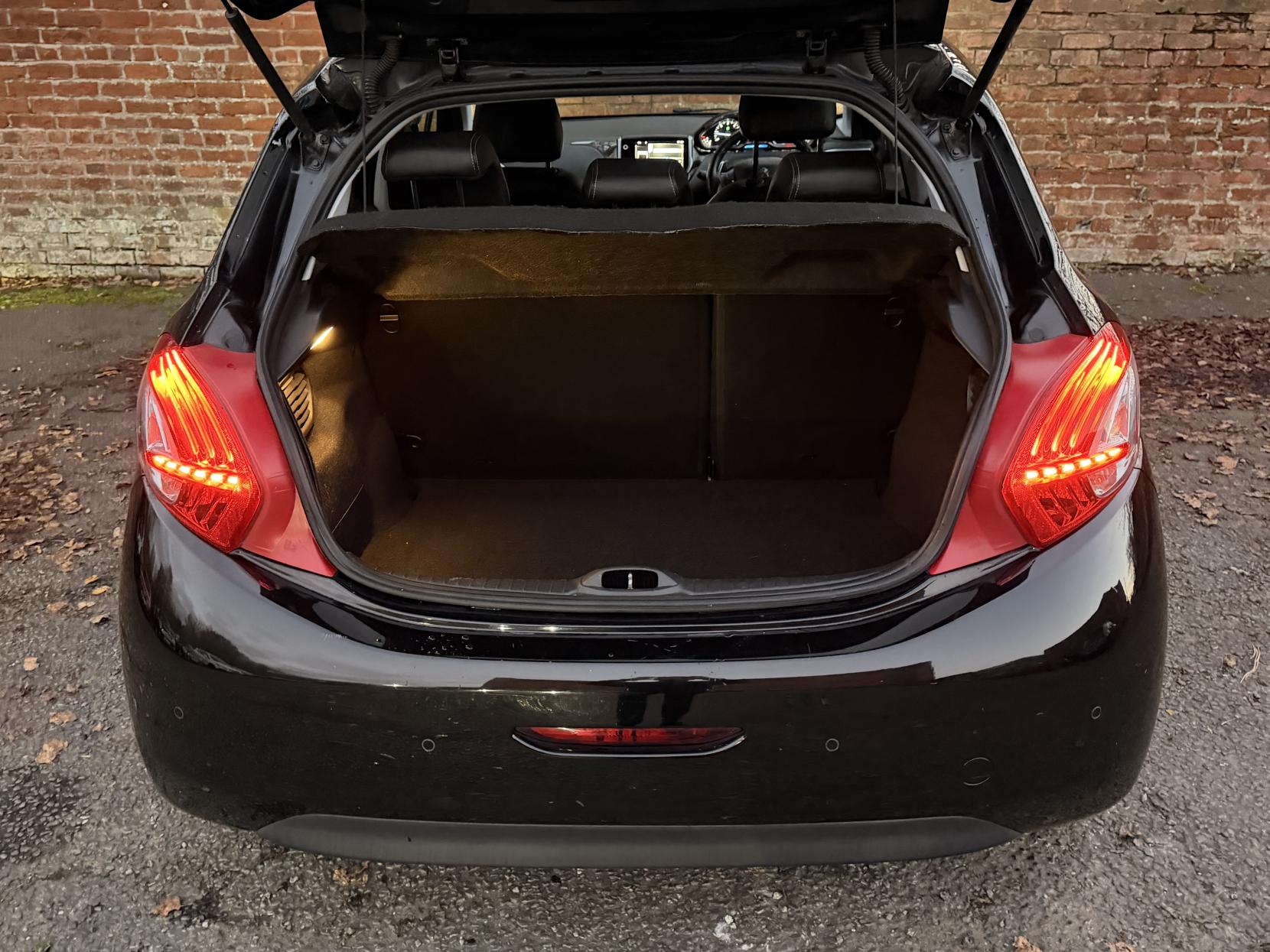 Peugeot 208 1.6 e-HDi Feline Hatchback 5dr Diesel EGC Euro 5 (s/s) (92 ps)