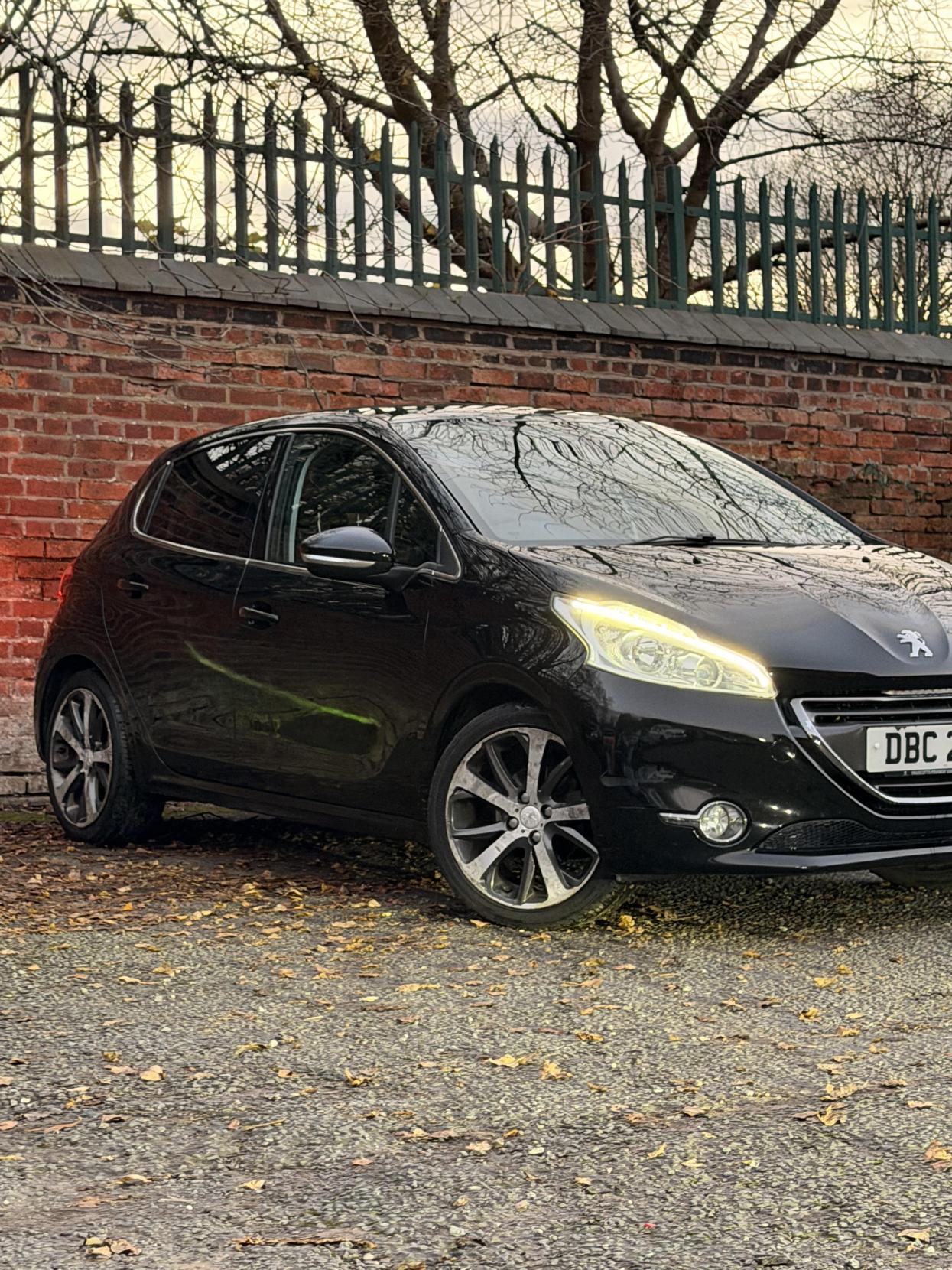 Peugeot 208 1.6 e-HDi Feline Hatchback 5dr Diesel EGC Euro 5 (s/s) (92 ps)