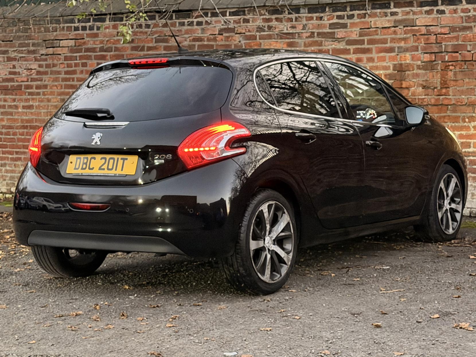 Peugeot 208 1.6 e-HDi Feline Hatchback 5dr Diesel EGC Euro 5 (s/s) (92 ps)