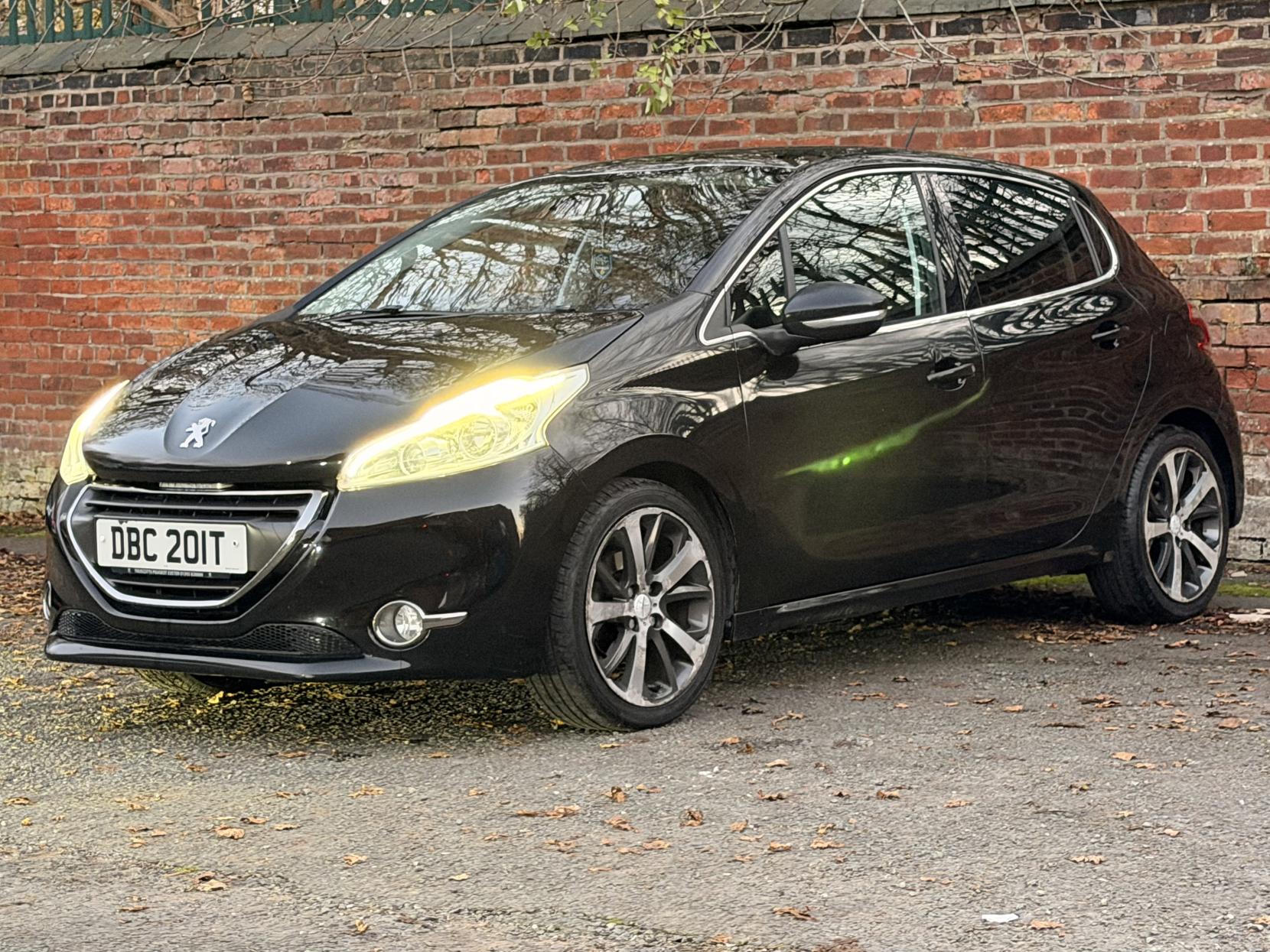 Peugeot 208 1.6 e-HDi Feline Hatchback 5dr Diesel EGC Euro 5 (s/s) (92 ps)