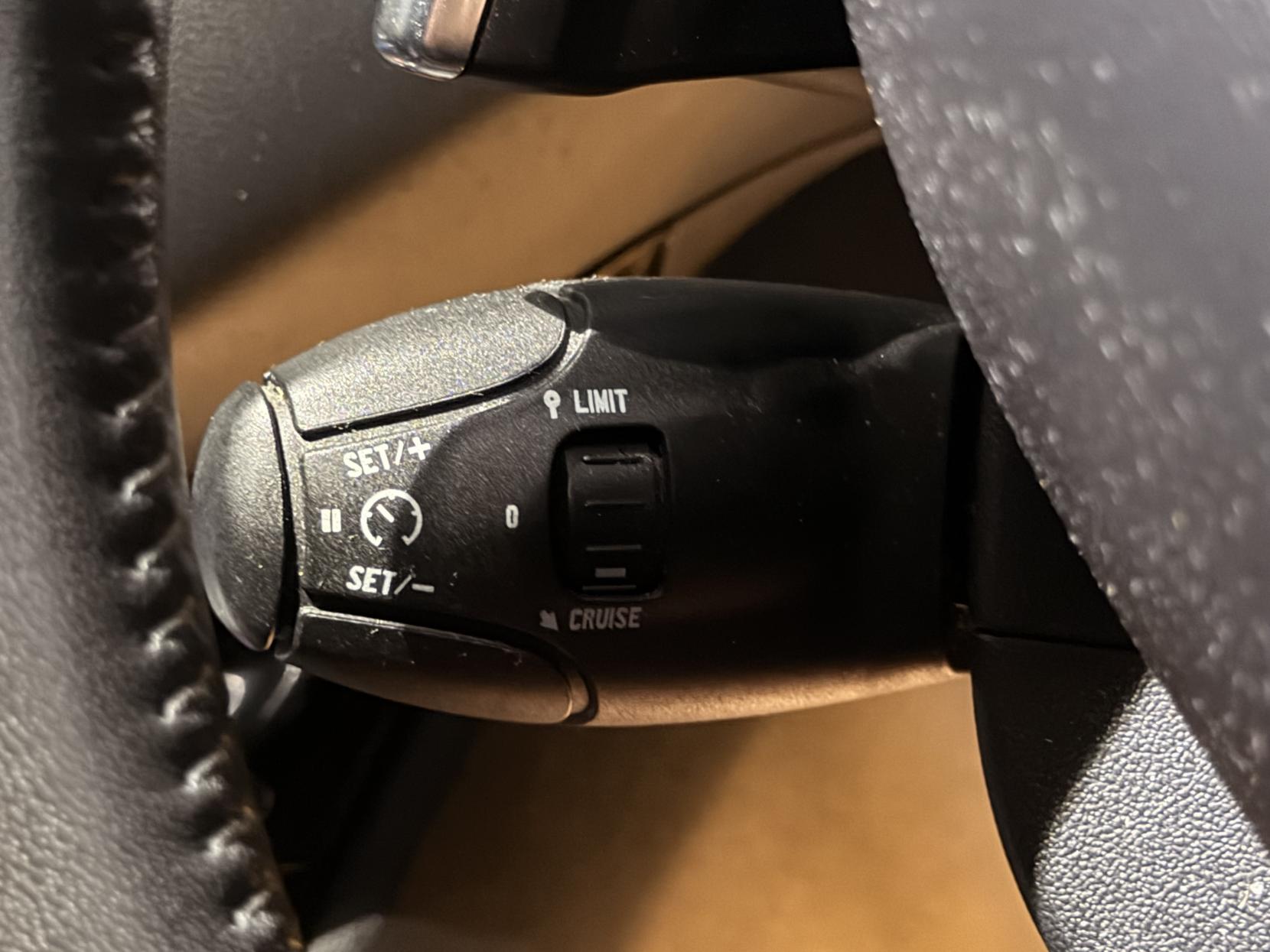 Peugeot 208 1.6 e-HDi Feline Hatchback 5dr Diesel EGC Euro 5 (s/s) (92 ps)