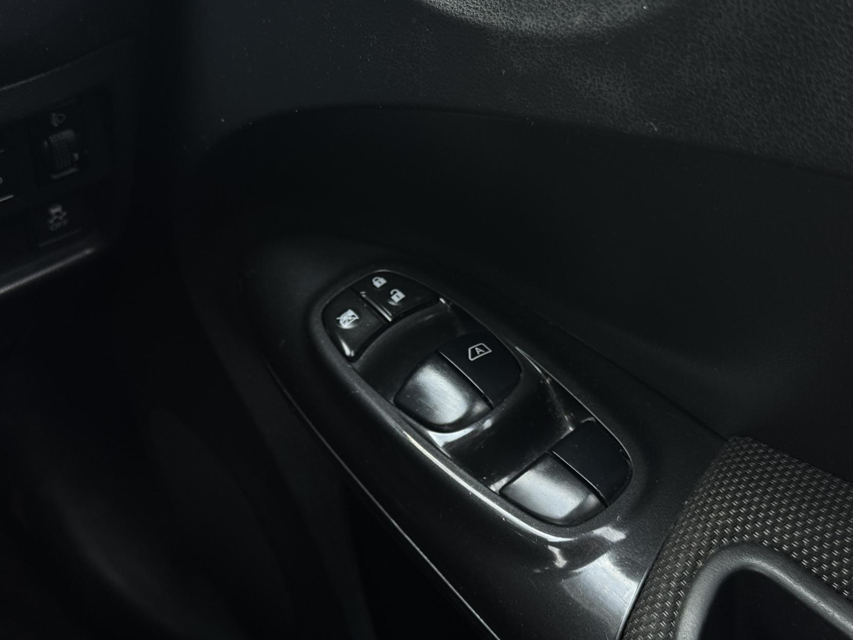 Nissan Juke 1.6 Acenta Premium SUV 5dr Petrol XTRON Euro 5 (117 ps)