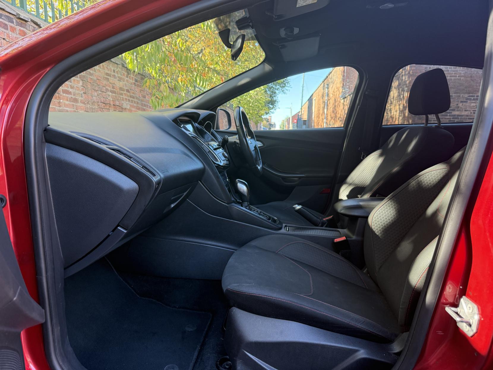 Ford Focus 1.5 TDCi ST-Line Hatchback 5dr Diesel Powershift Euro 6 (s/s) (120 ps)