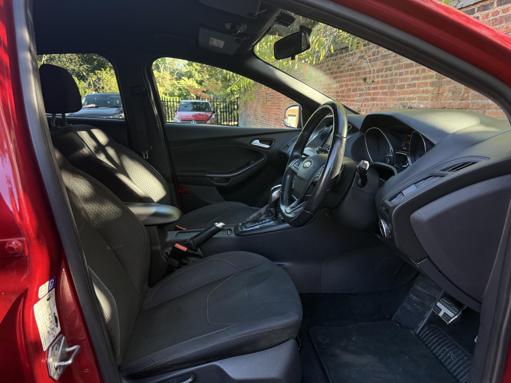 Ford Focus 1.5 TDCi ST-Line Hatchback 5dr Diesel Powershift Euro 6 (s/s) (120 ps)