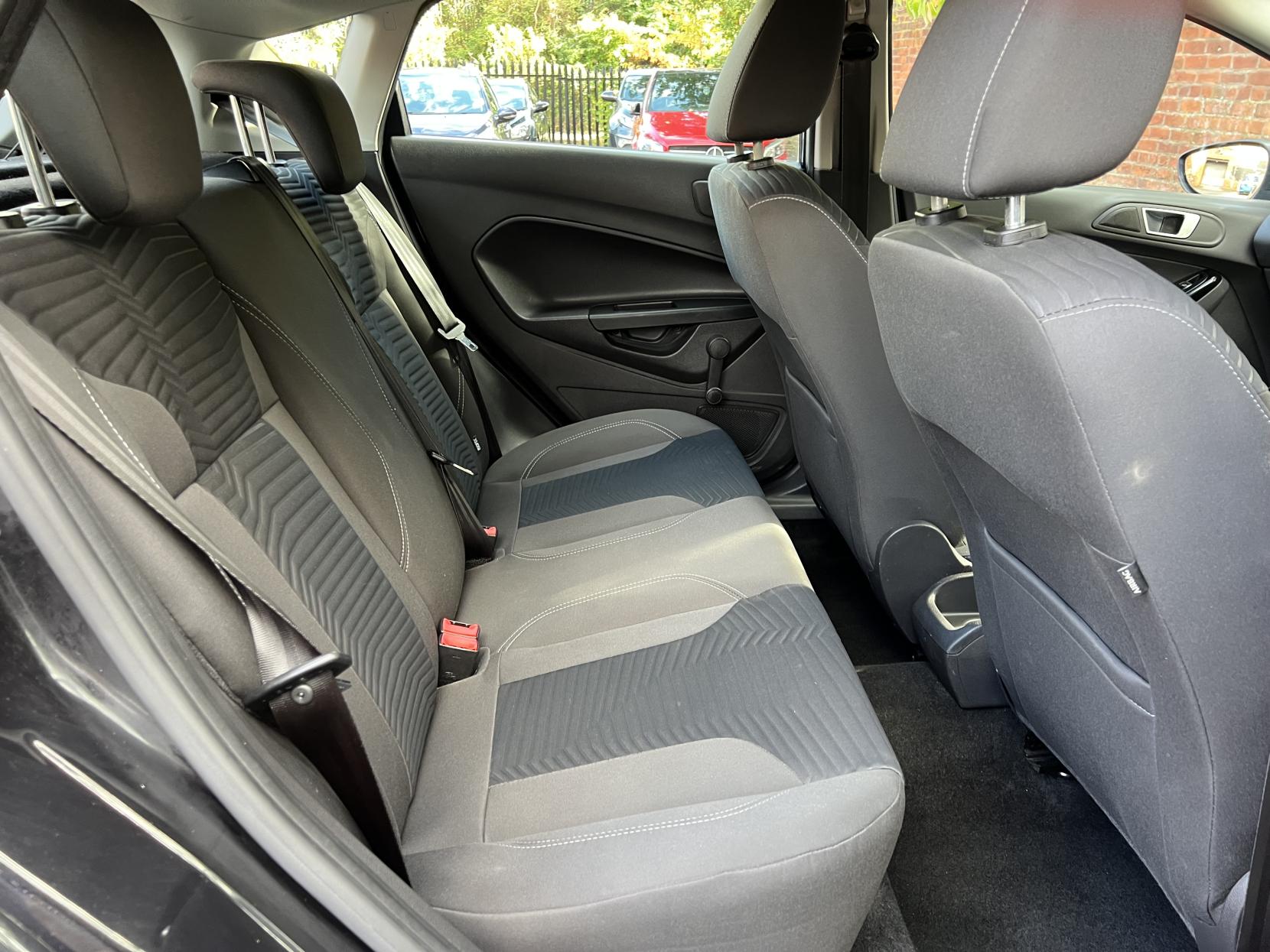 Ford Fiesta 1.0T EcoBoost Zetec Hatchback 5dr Petrol Powershift Euro 6 (100 ps)