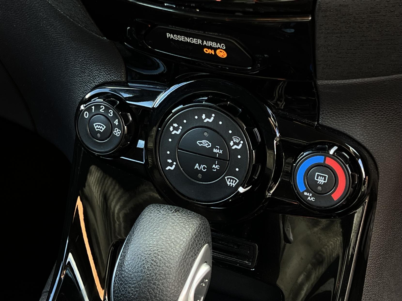 Ford Fiesta 1.0T EcoBoost Zetec Hatchback 5dr Petrol Powershift Euro 6 (100 ps)