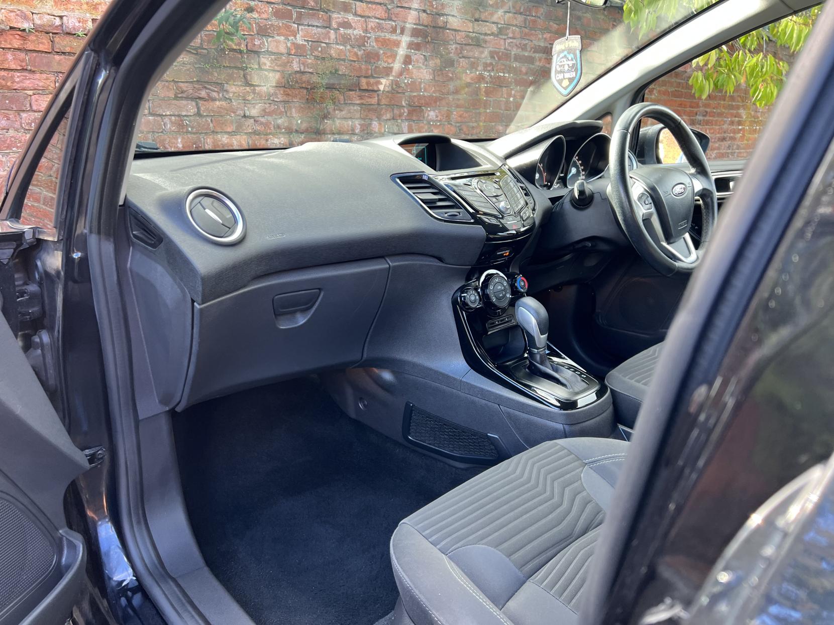 Ford Fiesta 1.0T EcoBoost Zetec Hatchback 5dr Petrol Powershift Euro 6 (100 ps)