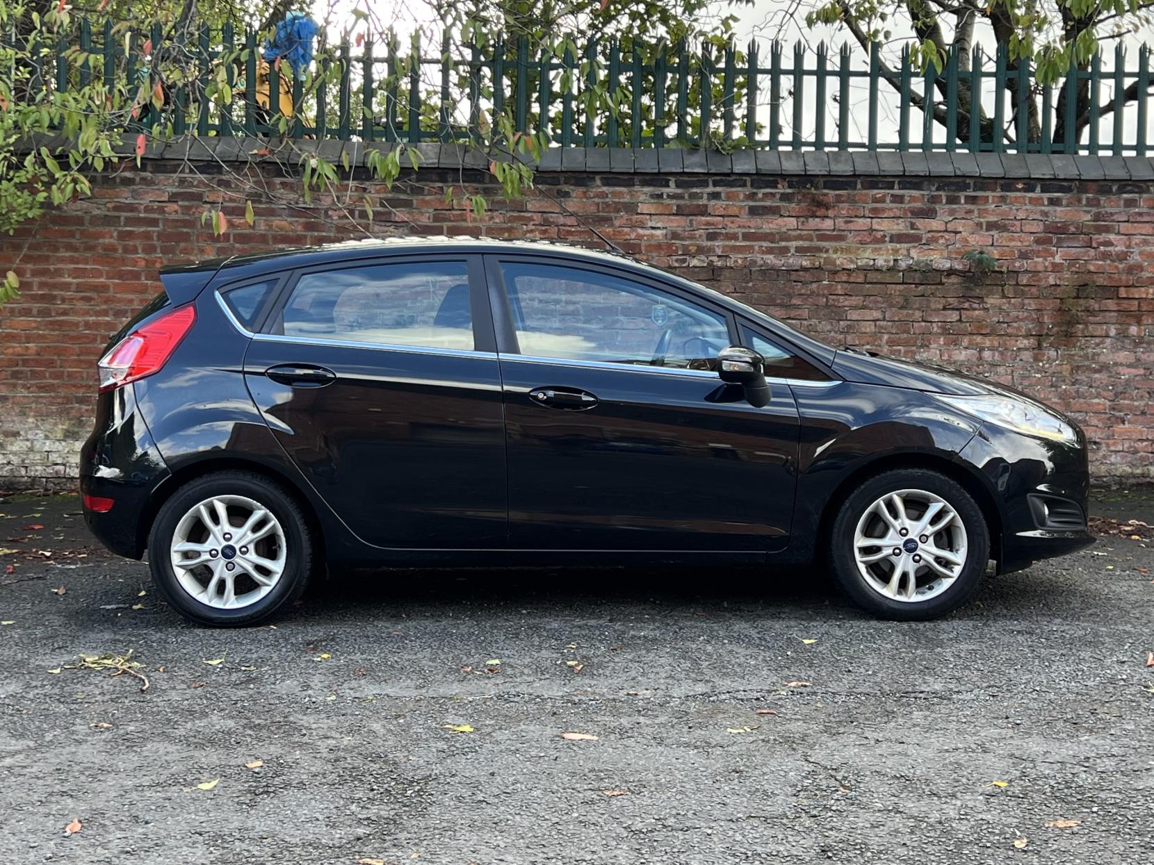 Ford Fiesta 1.0T EcoBoost Zetec Hatchback 5dr Petrol Powershift Euro 6 (100 ps)