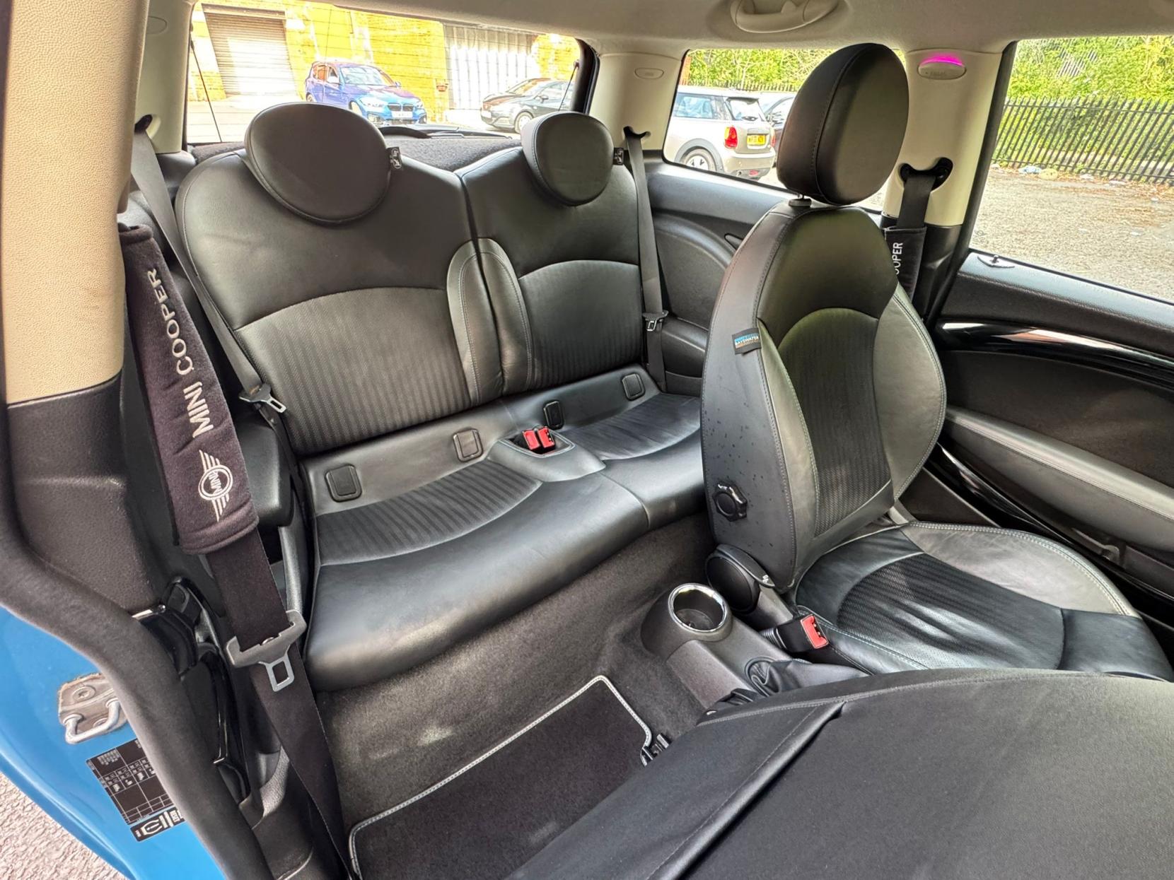 MINI Hatch 2.0 Cooper D Bayswater Hatchback 3dr Diesel Auto Euro 5 (112 ps)