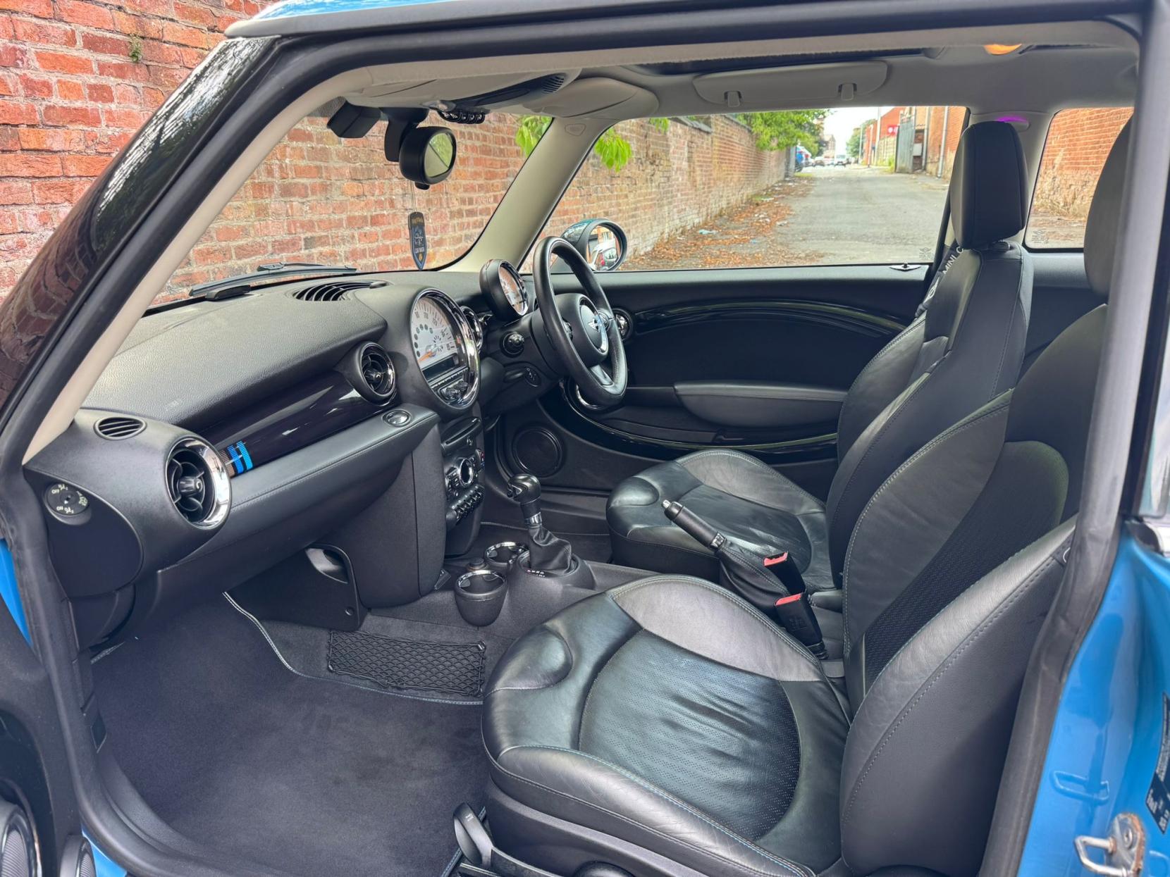 MINI Hatch 2.0 Cooper D Bayswater Hatchback 3dr Diesel Auto Euro 5 (112 ps)