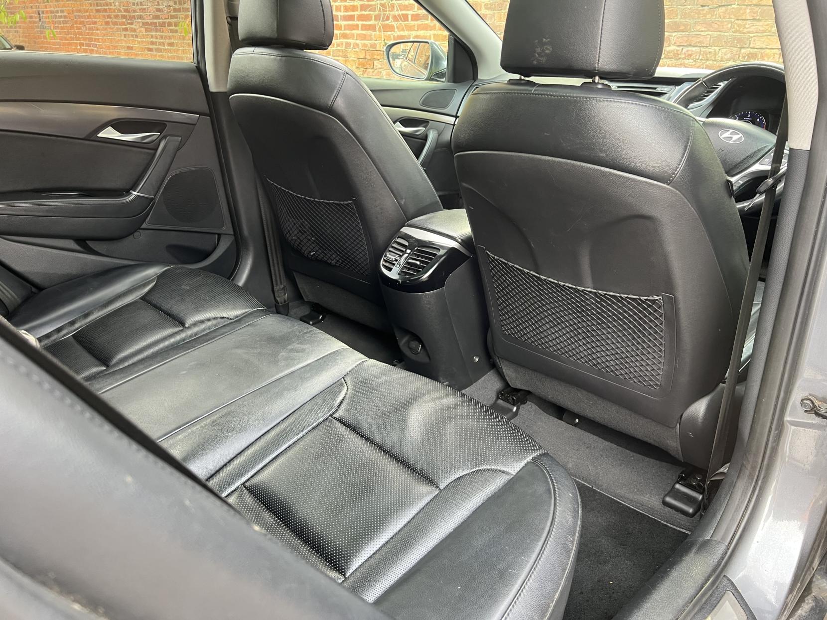 Hyundai i40 1.7 CRDi Premium Estate 5dr Diesel Auto Euro 5 (136 ps)