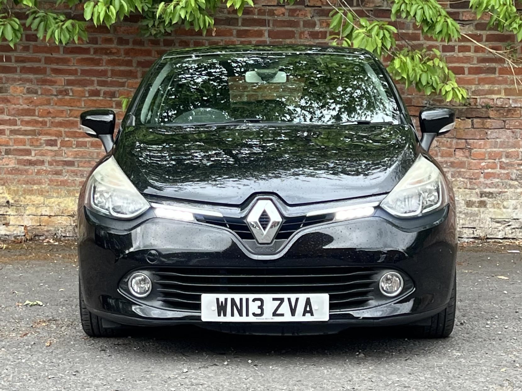 Renault Clio 1.5 dCi Dynamique MediaNav Hatchback 5dr Diesel Manual Euro 5 (s/s) (90 ps)