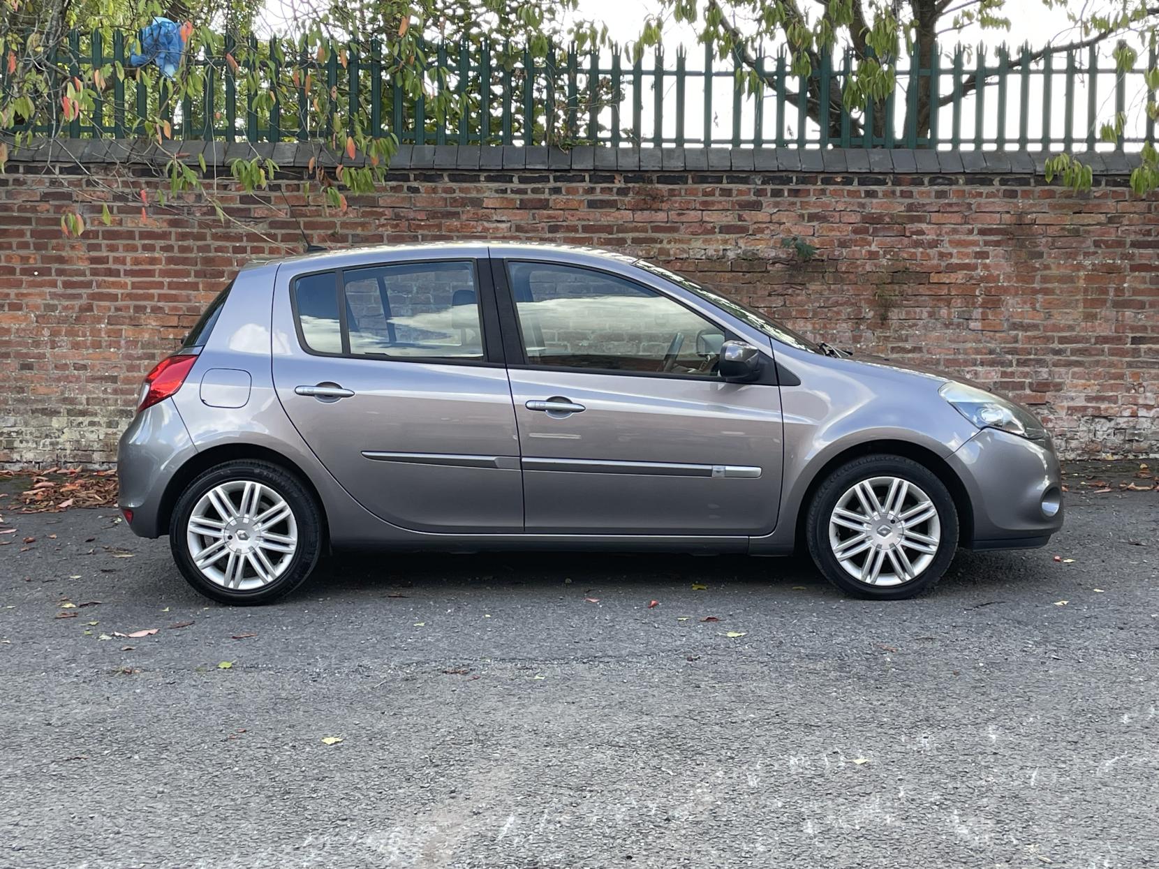 Renault Clio 1.6 VVT Initiale TomTom Hatchback 5dr Petrol Auto Euro 5 (111 ps)