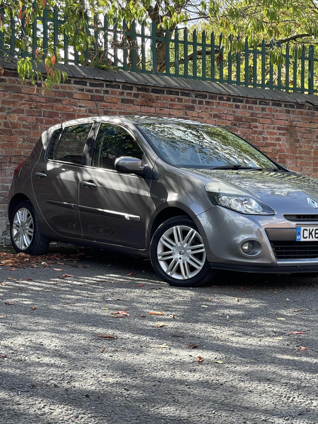 Renault Clio 1.6 VVT Initiale TomTom Hatchback 5dr Petrol Auto Euro 5 (111 ps)