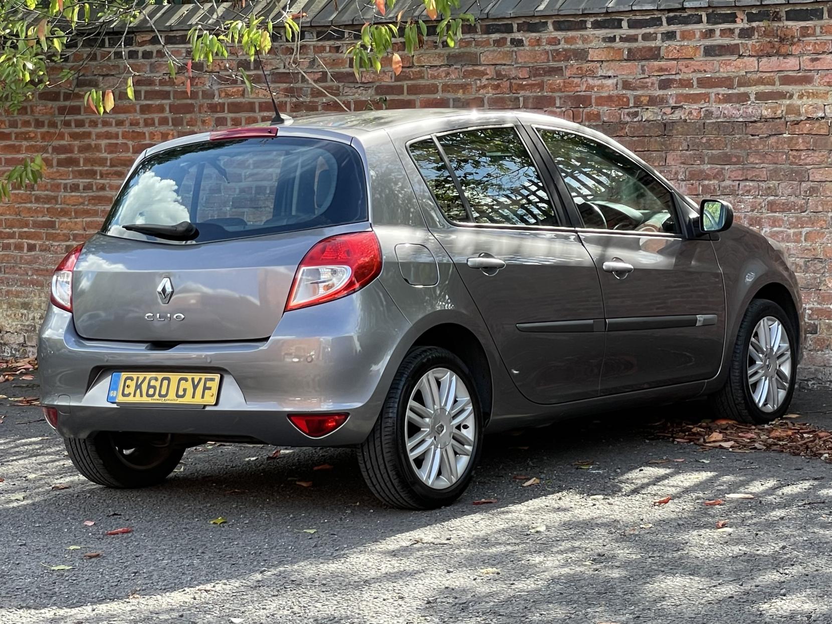 Renault Clio 1.6 VVT Initiale TomTom Hatchback 5dr Petrol Auto Euro 5 (111 ps)