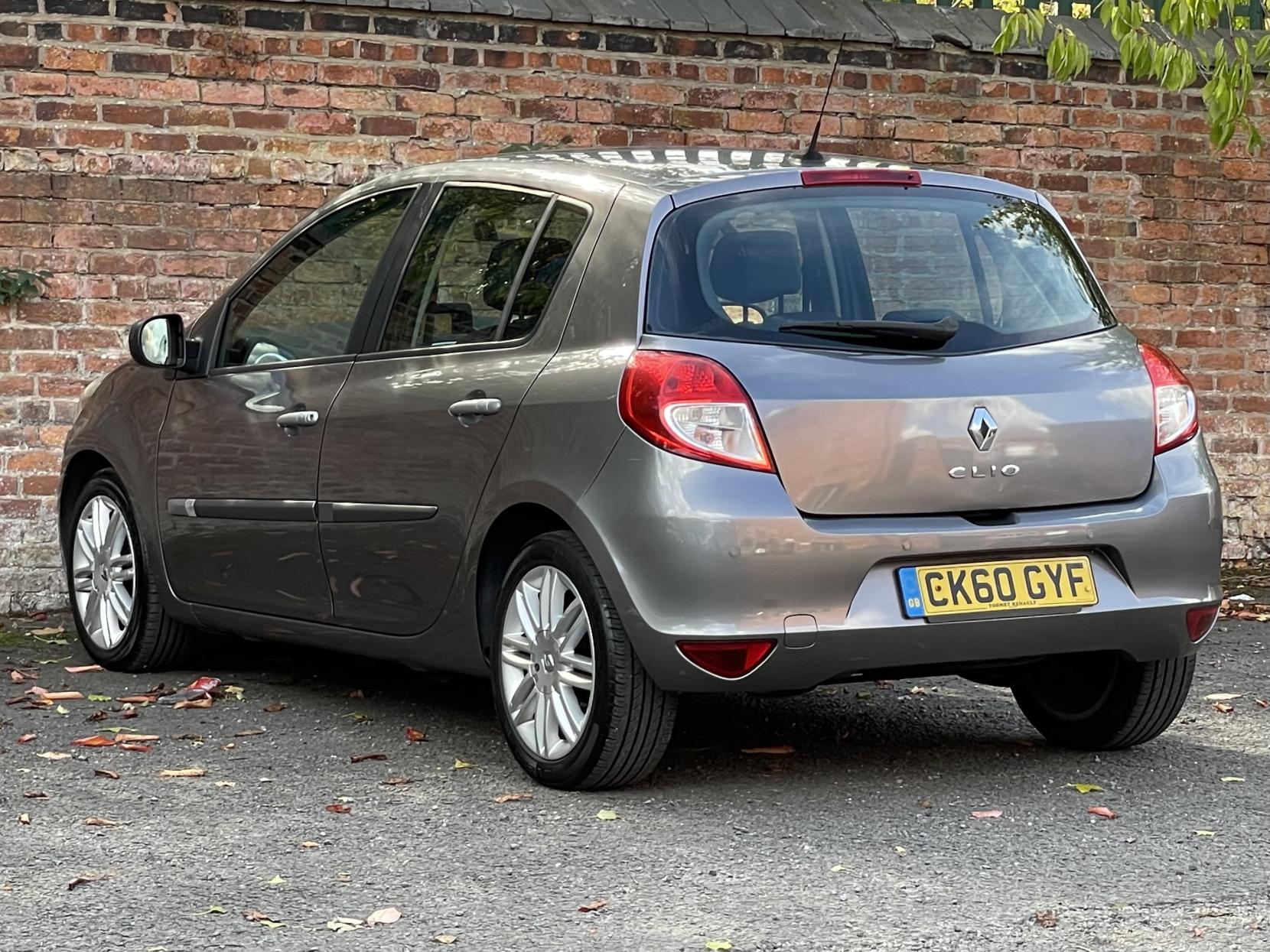 Renault Clio 1.6 VVT Initiale TomTom Hatchback 5dr Petrol Auto Euro 5 (111 ps)