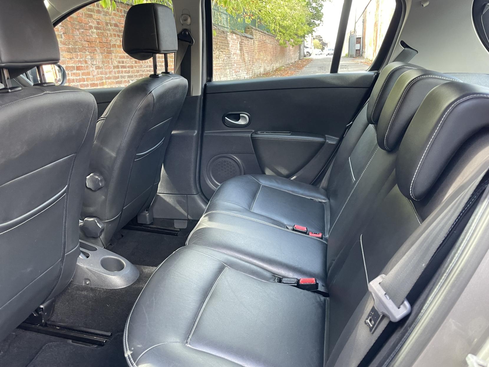 Renault Clio 1.6 VVT Initiale TomTom Hatchback 5dr Petrol Auto Euro 5 (111 ps)