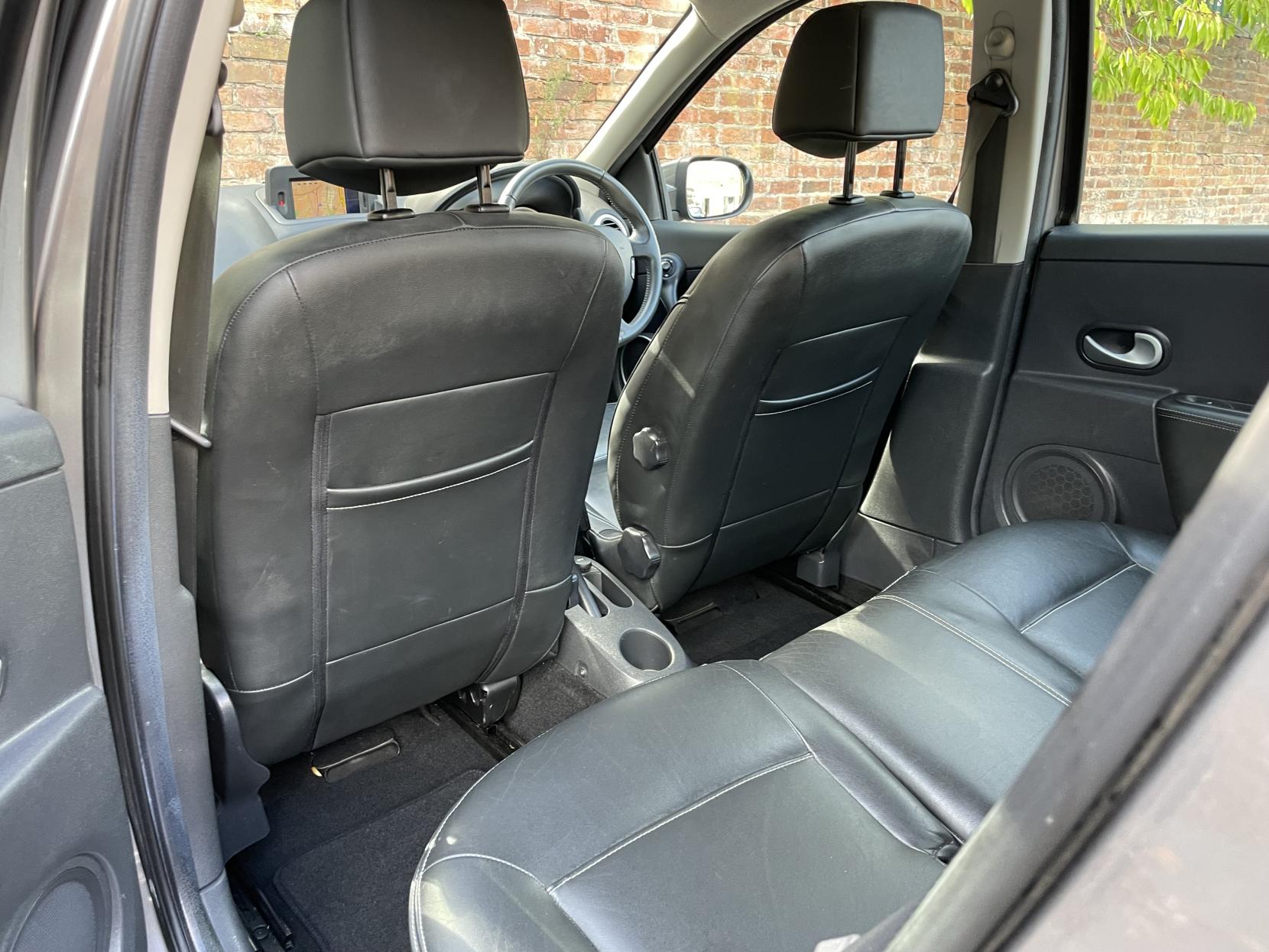 Renault Clio 1.6 VVT Initiale TomTom Hatchback 5dr Petrol Auto Euro 5 (111 ps)