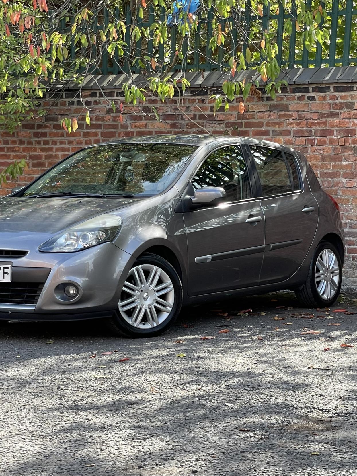 Renault Clio 1.6 VVT Initiale TomTom Hatchback 5dr Petrol Auto Euro 5 (111 ps)