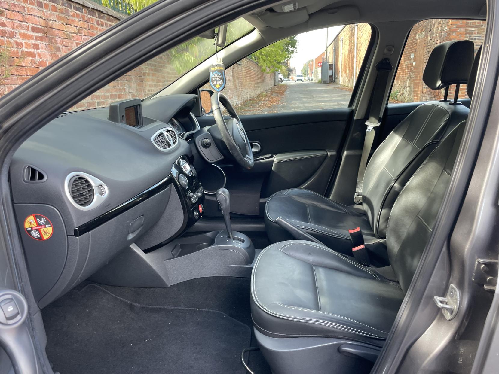 Renault Clio 1.6 VVT Initiale TomTom Hatchback 5dr Petrol Auto Euro 5 (111 ps)