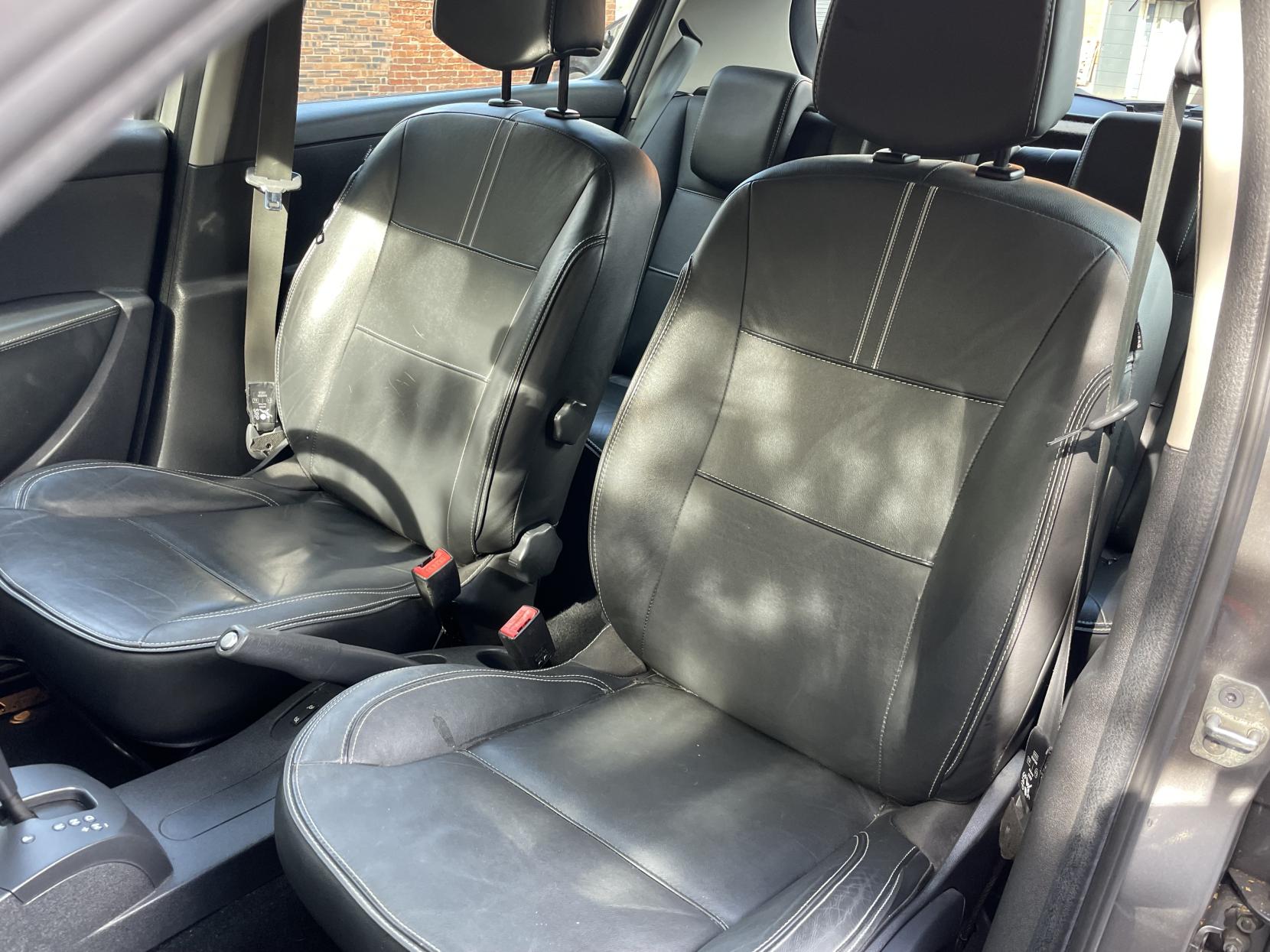 Renault Clio 1.6 VVT Initiale TomTom Hatchback 5dr Petrol Auto Euro 5 (111 ps)