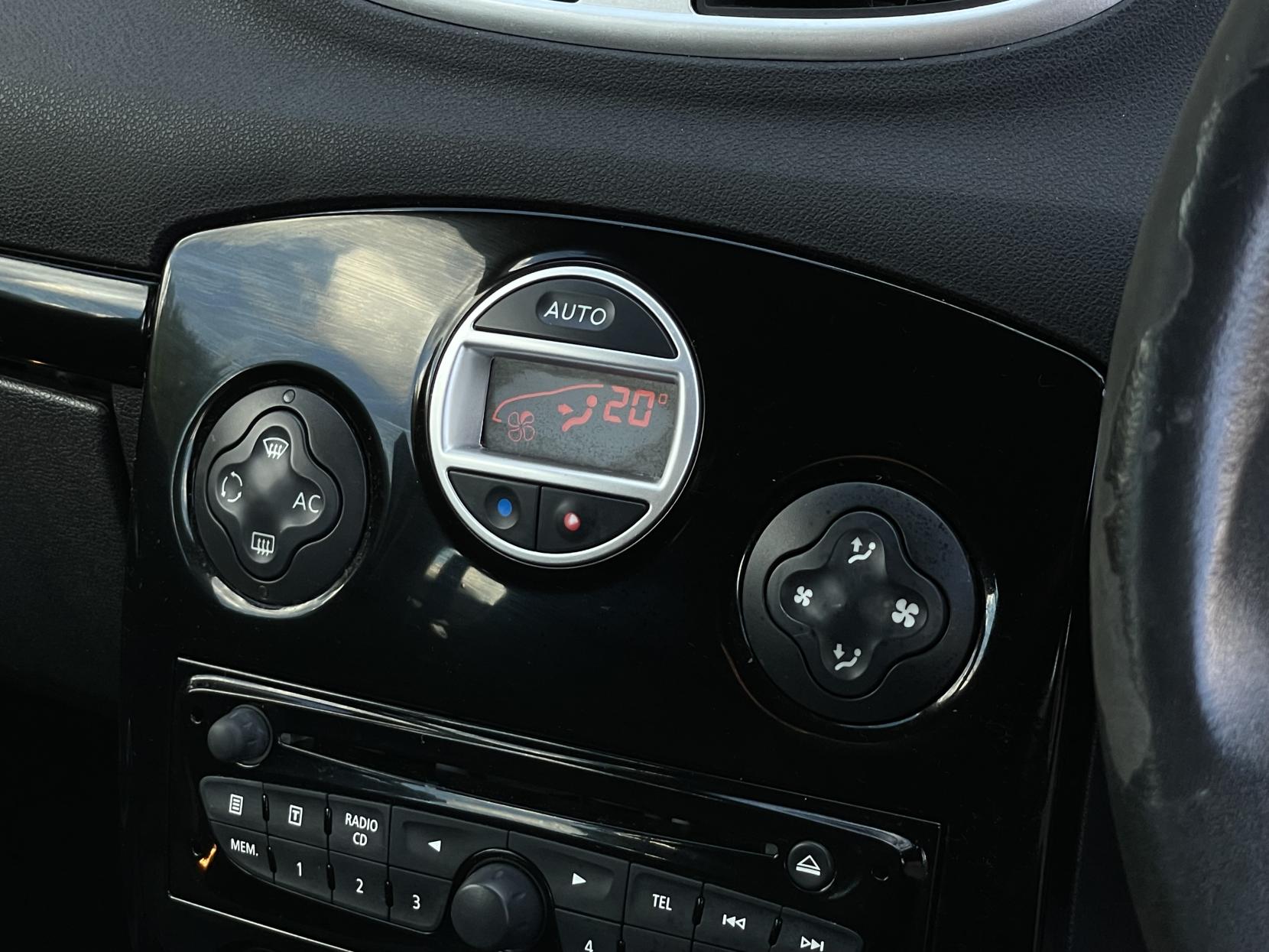 Renault Clio 1.6 VVT Initiale TomTom Hatchback 5dr Petrol Auto Euro 5 (111 ps)